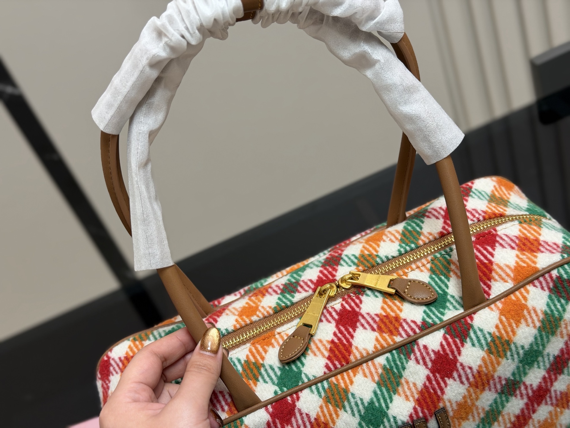 &yen;170 无盒 size：35*22cm miumiu保龄球/公文包/ 采用小牛皮 皮质光滑细腻柔软， 棉质缎面衬里。 背起来都很nice 哦 可手拎也可斜挎！ 出场就是miumiu小公主！