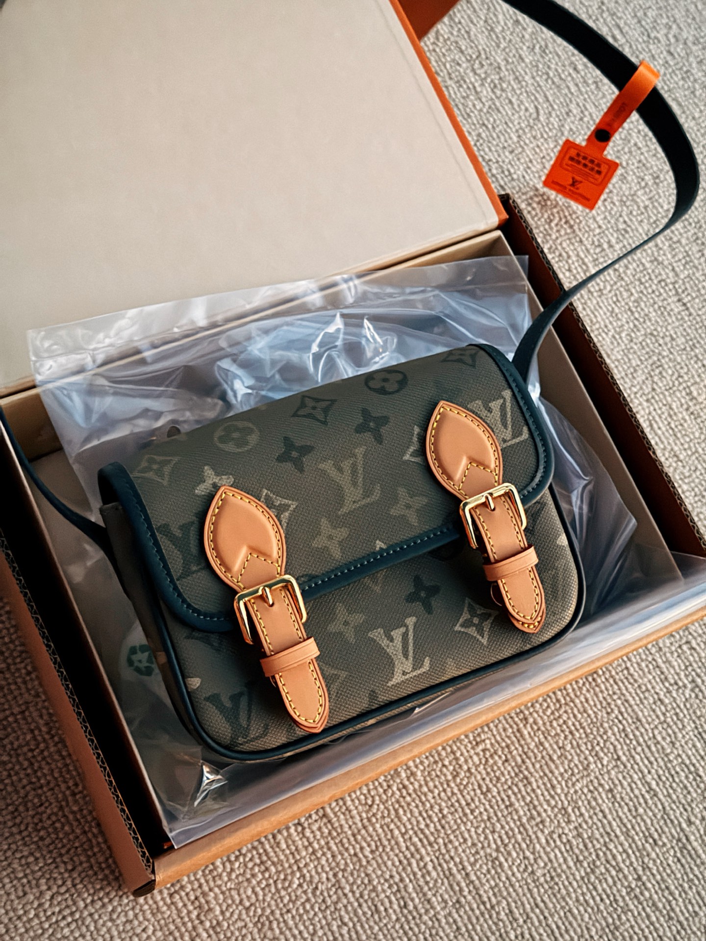 💰200 配盒 全钢五金 size：20*14cm L家 邮差包男包新品！ 新款的 绿色Satchel小邮差包 不大不小容量还十分可观!!!自带复古学院气息!很有vintage的感觉!九月份新款买它就够了!!!!