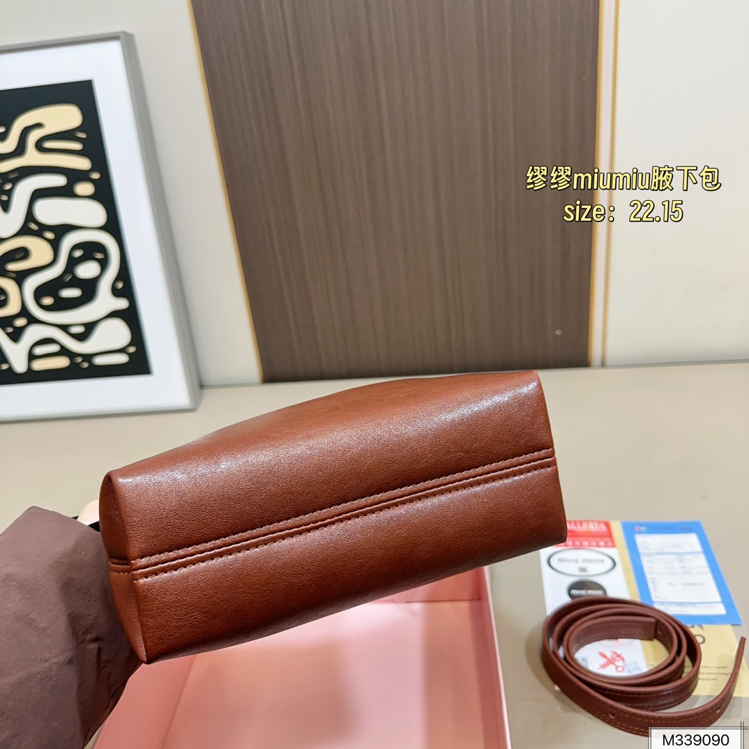 💰115（折叠盒） 尺寸22.15 MiuMiu缪缪腋下包 牛仔的材质随性且休闲！ 整体上手非常轻便～ 优雅贵气高级感并存！ 颜值爆表很好搭配👏