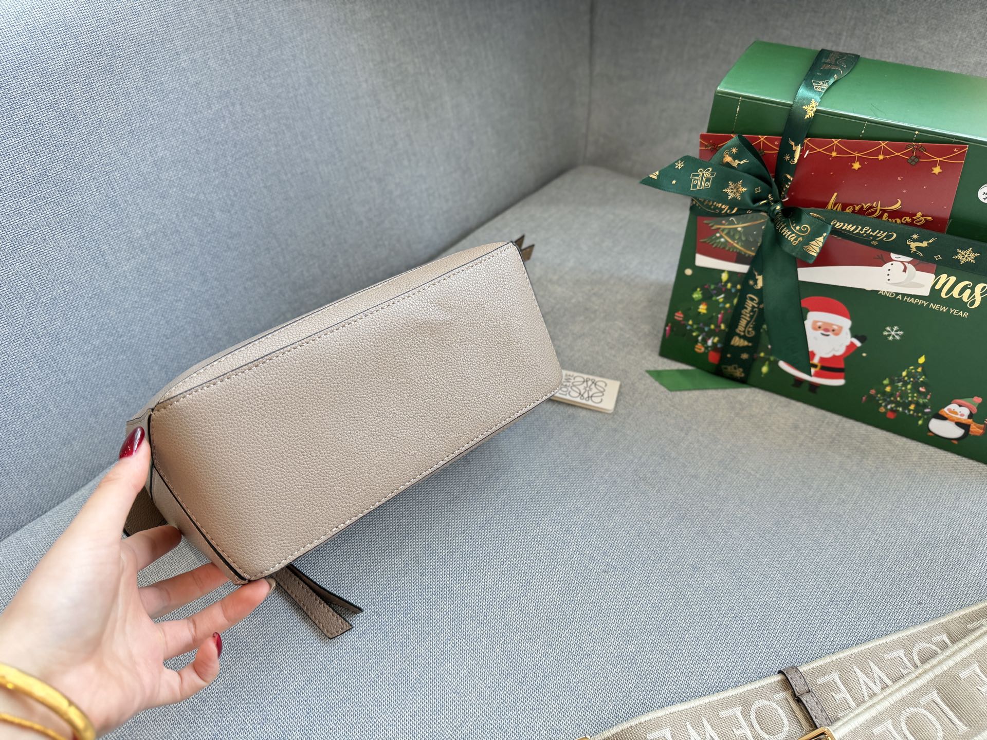 💰230 折叠盒 size：24&times;15 LOEWE罗意威 Puzzle 几何包 拼图包 斜挎手提包 质感超绝的一只！ 柔软轻盈的napa皮 轻松打造随性慵懒的风格 松弛感拉满～ 今夏最精致的小包出现了