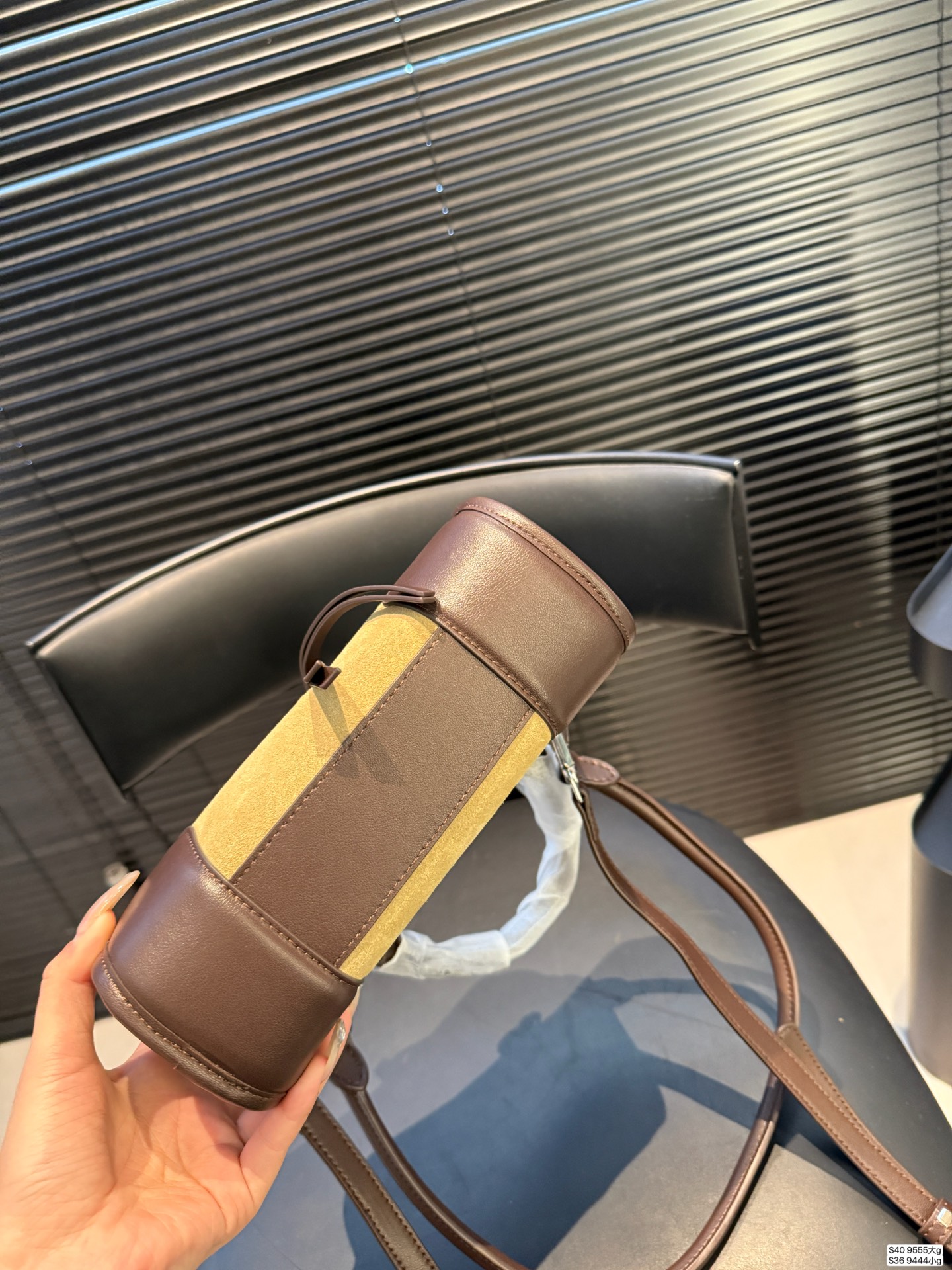 大号P250小号P230 罗意威这只简直太乖了 麂皮包今年冬天简直不要太火 银色loewe小锁也是酷的很 这个还可以加肩带单肩斜挎 一整个就是实用的美包! 尺寸大25 18小22 12 货号大9555 小9444