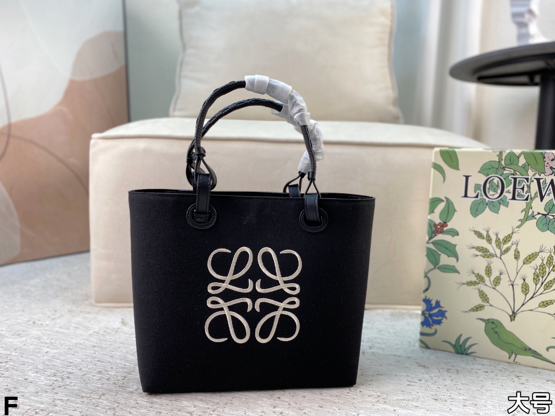 p165/p160 配盒🎁 罗意威Loewe anagram tote背上秒变时髦精 一只装得下全世界的托特 越背越香 能装且百搭不易变形 上班通勤或者日常搭配都很好！尺寸：27*25/23*22