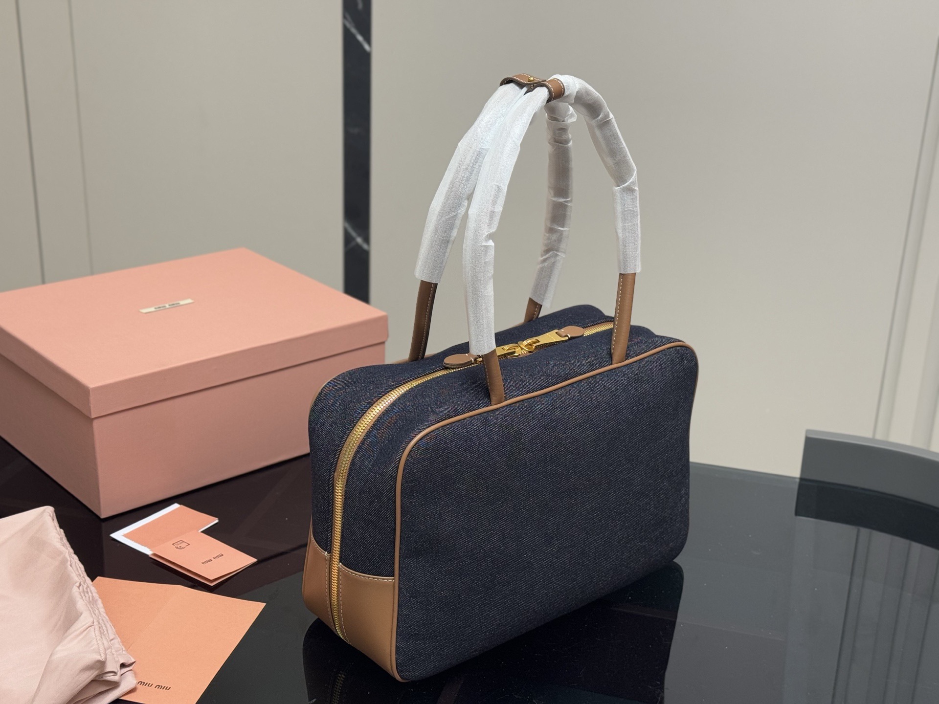 &yen;195 无盒 size：35*22cm miumiu保龄球/公文包/ Miu又来抢钱了新款帆布公文包 来咯 ！ 背起来都很nice 哦 可手拎也可斜挎！ 出场就是miumiu小公主！