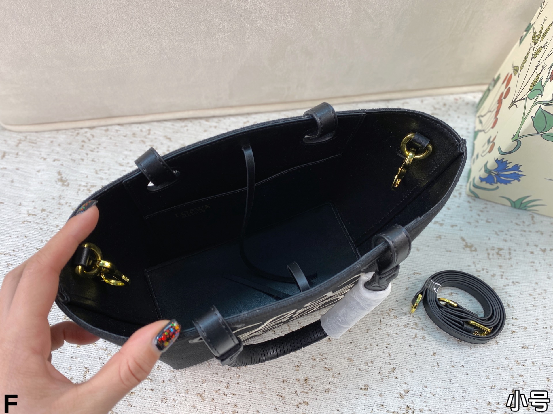 p165/p160 配盒🎁 罗意威Loewe anagram tote背上秒变时髦精 一只装得下全世界的托特 越背越香 能装且百搭不易变形 上班通勤或者日常搭配都很好！尺寸：27*25/23*22