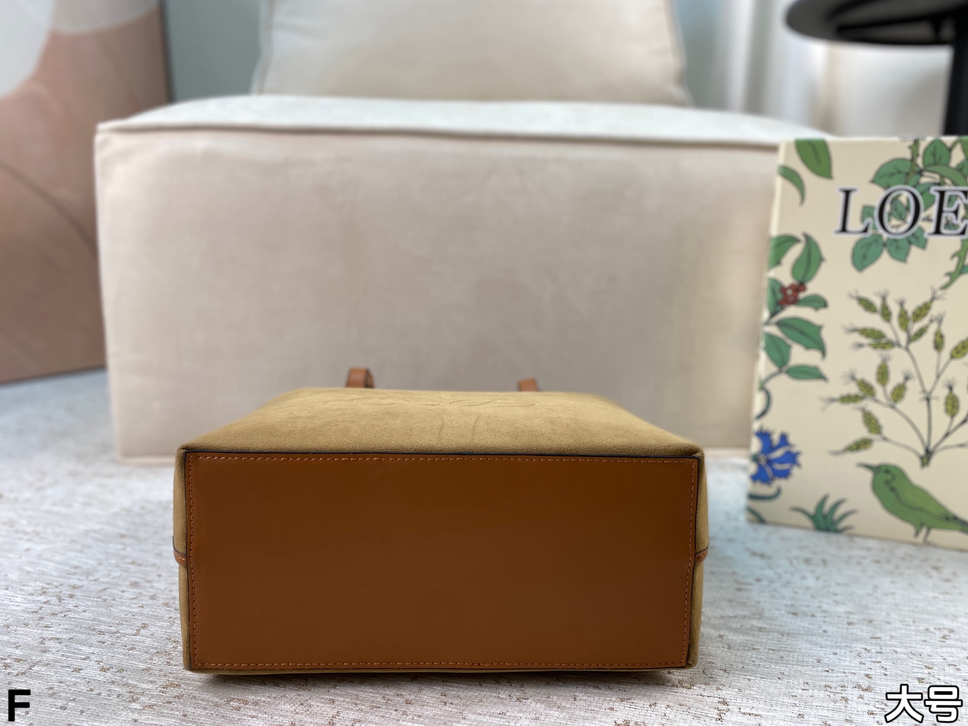 p165/p160 配盒🎁 罗意威Loewe anagram tote背上秒变时髦精 一只装得下全世界的托特 越背越香 能装且百搭不易变形 上班通勤或者日常搭配都很好！尺寸：27*25/23*22