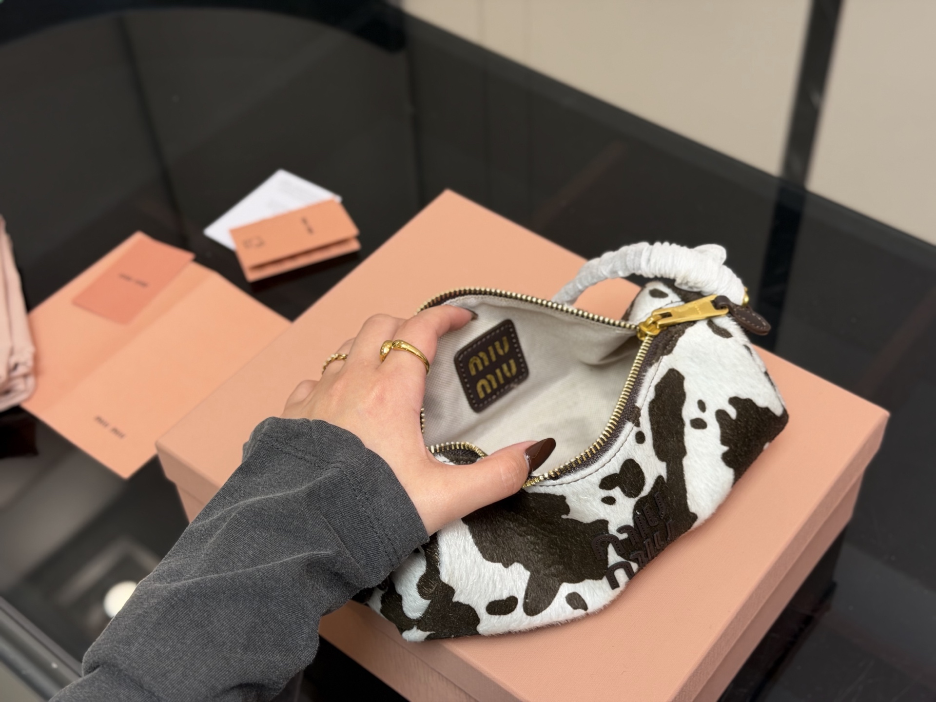 &yen;120 配礼盒 size：23*19cm miumiu的笔筒包 性价比也太高了！ 麂皮质感超软糯 每个色都像从韩剧女主衣柜偷出来的