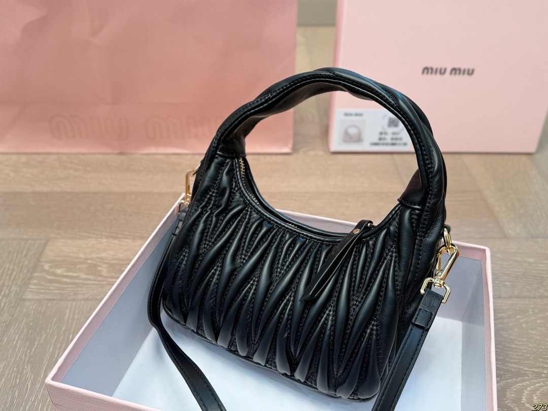 &yen;155配盒 Miumiu缪缪斜挎包 斜挎 肩背都好看 手感很好 满足任何造型 尺寸 20 11