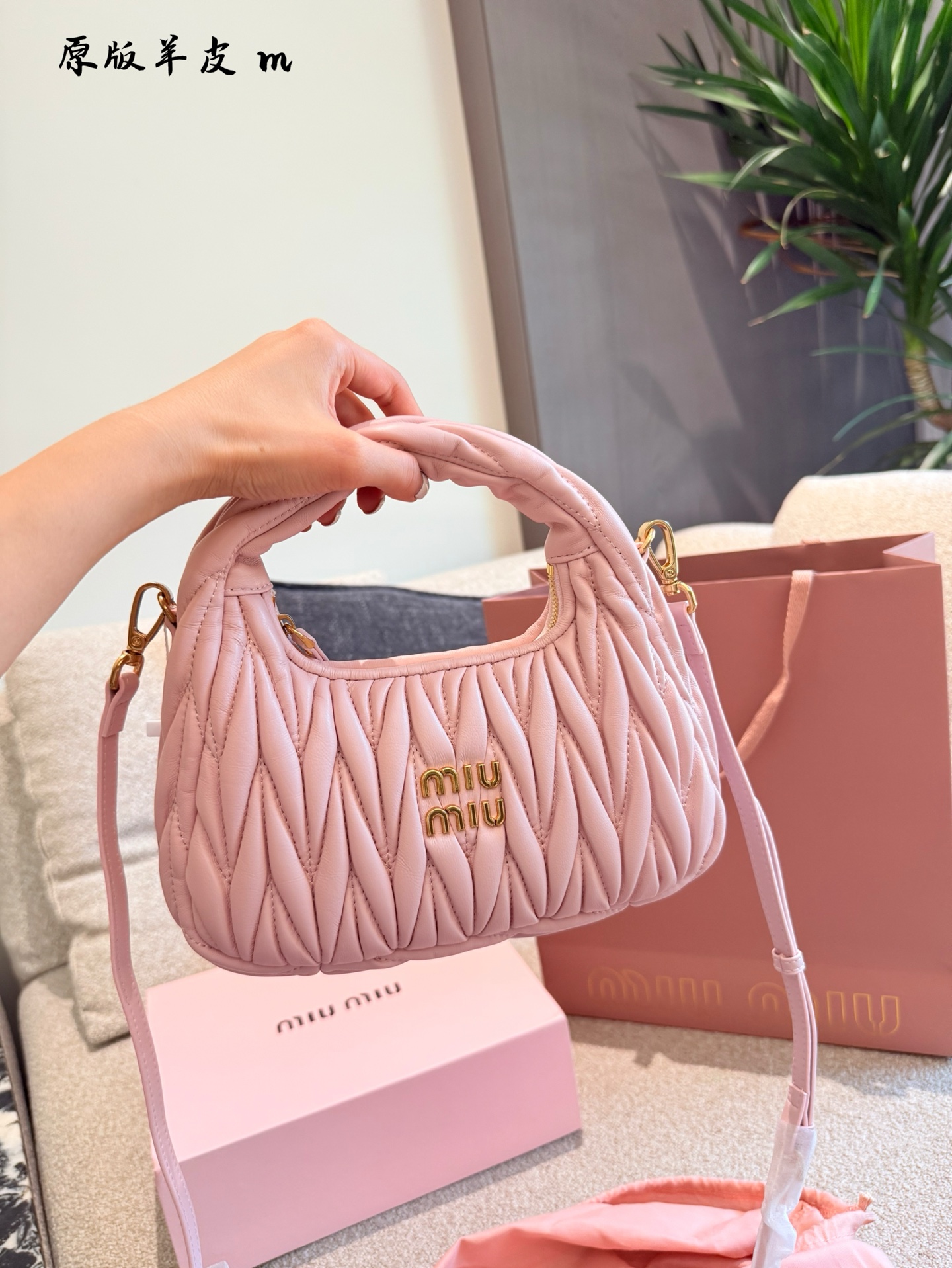 p240羊皮hobo月牙包 红红火火恍恍惚惚缪缪出街啦~ 芜湖~好看的缪缪miumiu小号hobo 小号是专柜里卖得最好的的尺寸，容量大小合适，轻 经典的褶皱羊皮， 软软的好有质感 搭配衣服真的吼吼看~一秒时尚感千金风拉满红色也很显眼，好多场合都可以搭配 张元英同款~~~ #miumiu包#miumiu包 #美包23cm折叠盒包装