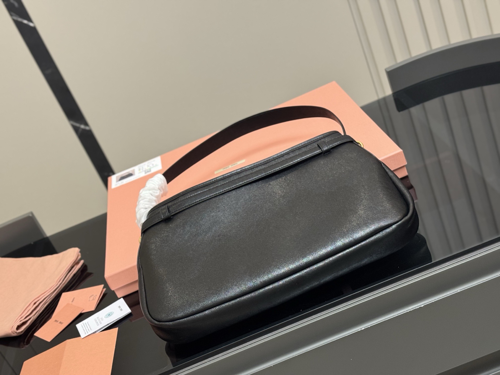 &yen;195 &yen;200 配盒 Size:34cm 40cm Miumiu2025春夏系列包袋， 包包依旧吸引人~ 隔着屏幕都能感受到皮质的细腻巨巨巨高级感～ aventure nappa腋下包石楠木色看似平平无奇却意外的好搭