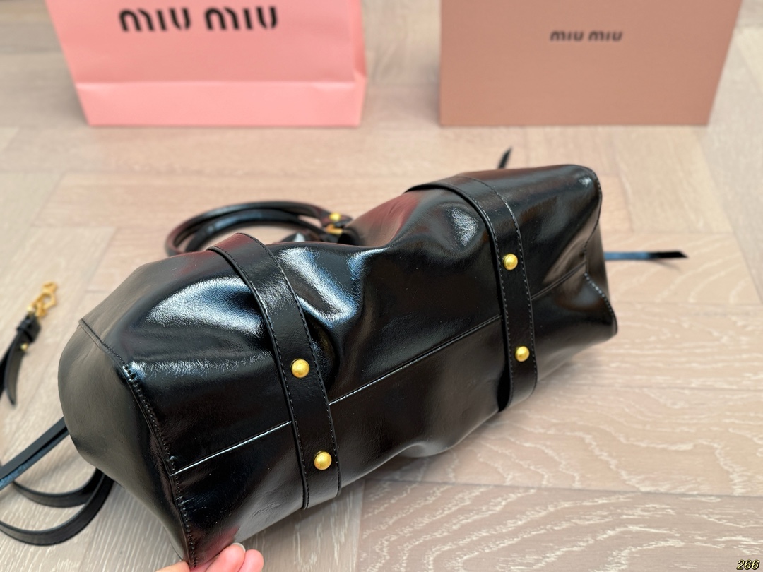 &yen;190 缪缪MIUMIU手提包 旅行出差旅游带它超方便 超级抢眼 爱了爱了 真是叫人无法抗拒 又美又能装！ 尺寸33 23