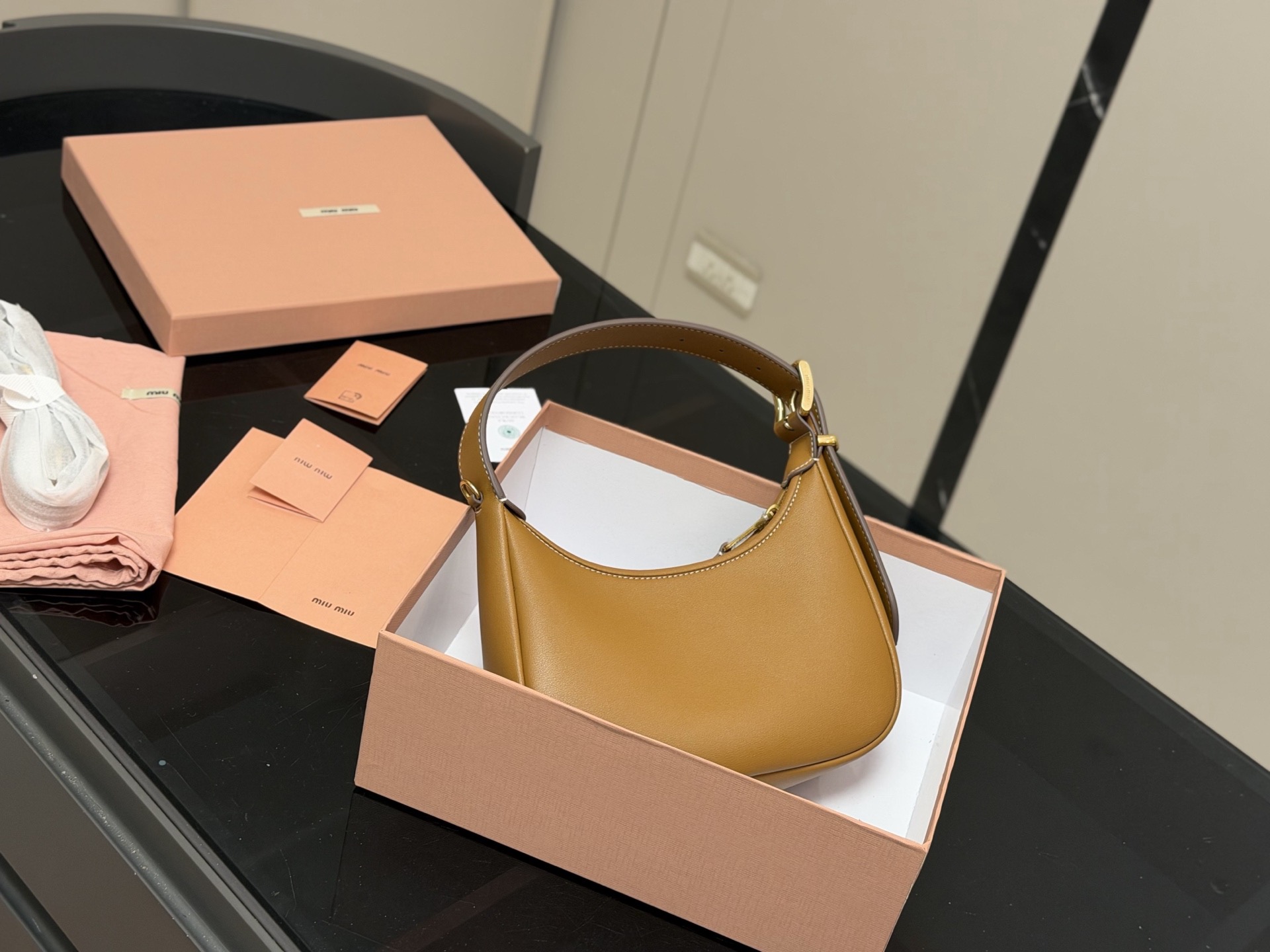 &yen;175 配盒 升级版 size：23*13cm miumiu这新包， 新款Hobo，太好搭配了! 能拎、能挽、能肩背(有肩带)， 可咸、可甜、可AC(Alcohol&Coffee)。一包在手，AC无忧~