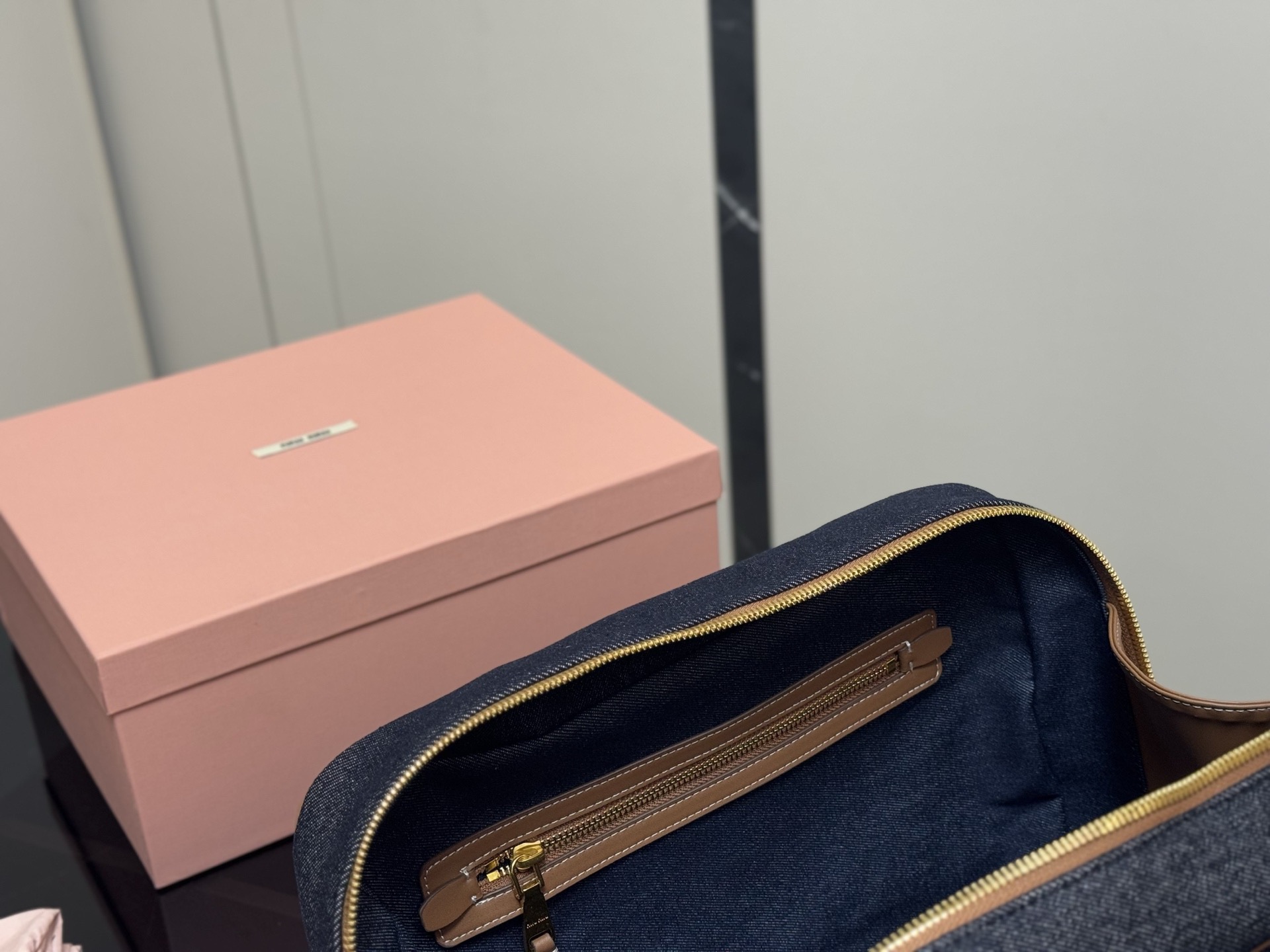 &yen;195 无盒 size：35*22cm miumiu保龄球/公文包/ Miu又来抢钱了新款帆布公文包 来咯 ！ 背起来都很nice 哦 可手拎也可斜挎！ 出场就是miumiu小公主！