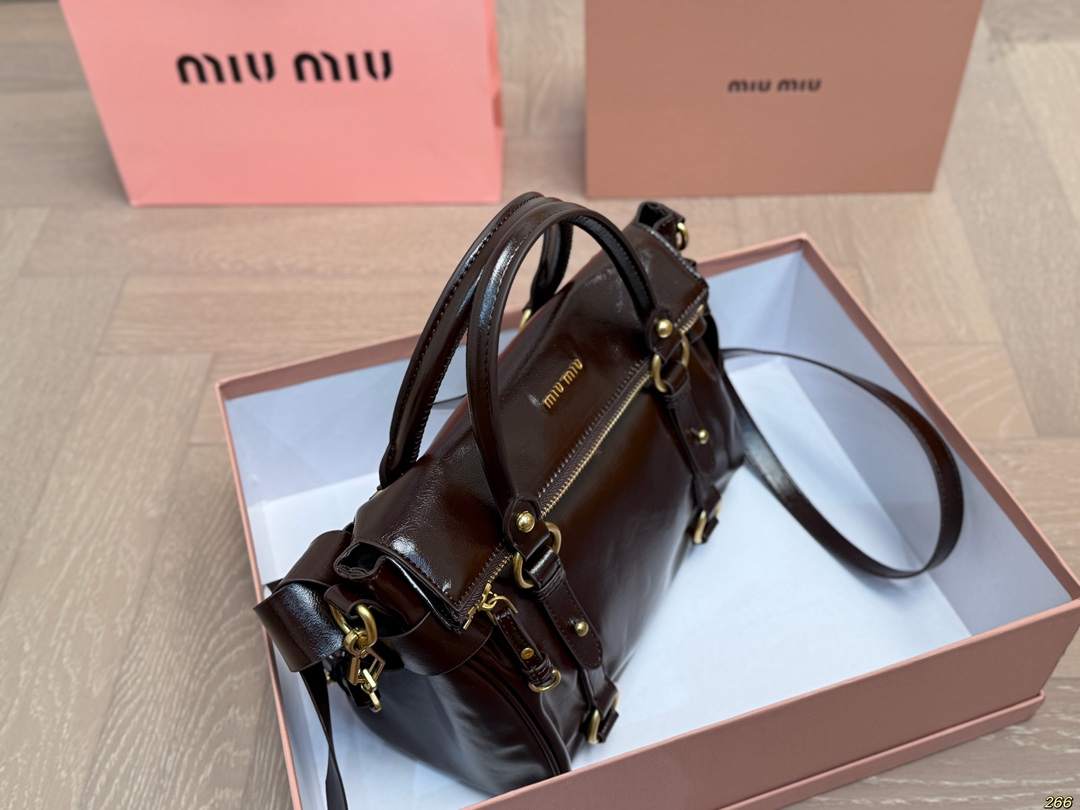 &yen;190配盒 缪缪MIUMIU手提包 旅行出差旅游带它超方便 超级抢眼 爱了爱了 真是叫人无法抗拒 又美又能装！ 尺寸26 20