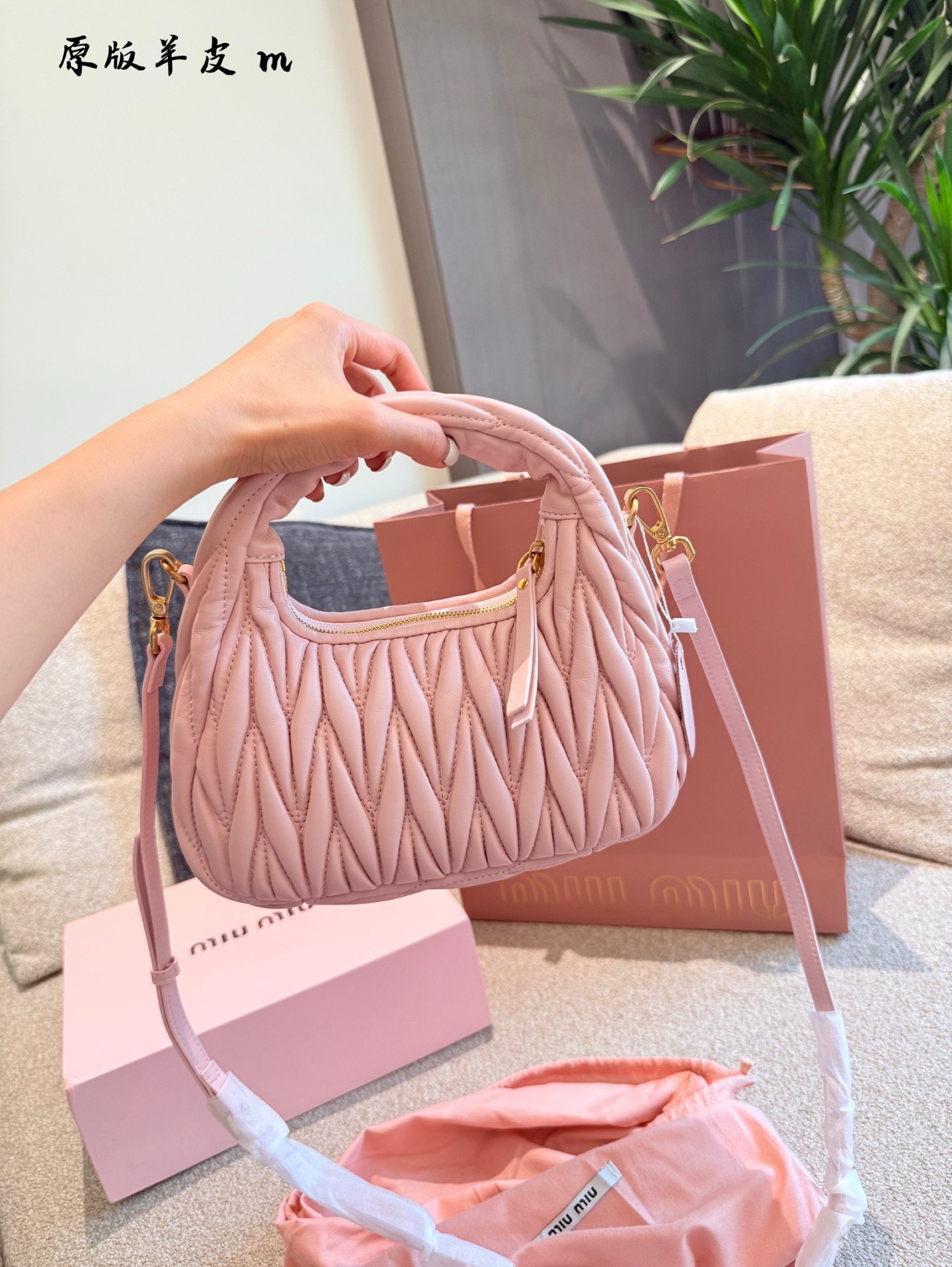 p240羊皮hobo月牙包 红红火火恍恍惚惚缪缪出街啦~ 芜湖~好看的缪缪miumiu小号hobo 小号是专柜里卖得最好的的尺寸，容量大小合适，轻 经典的褶皱羊皮， 软软的好有质感 搭配衣服真的吼吼看~一秒时尚感千金风拉满红色也很显眼，好多场合都可以搭配 张元英同款~~~ #miumiu包#miumiu包 #美包23cm折叠盒包装