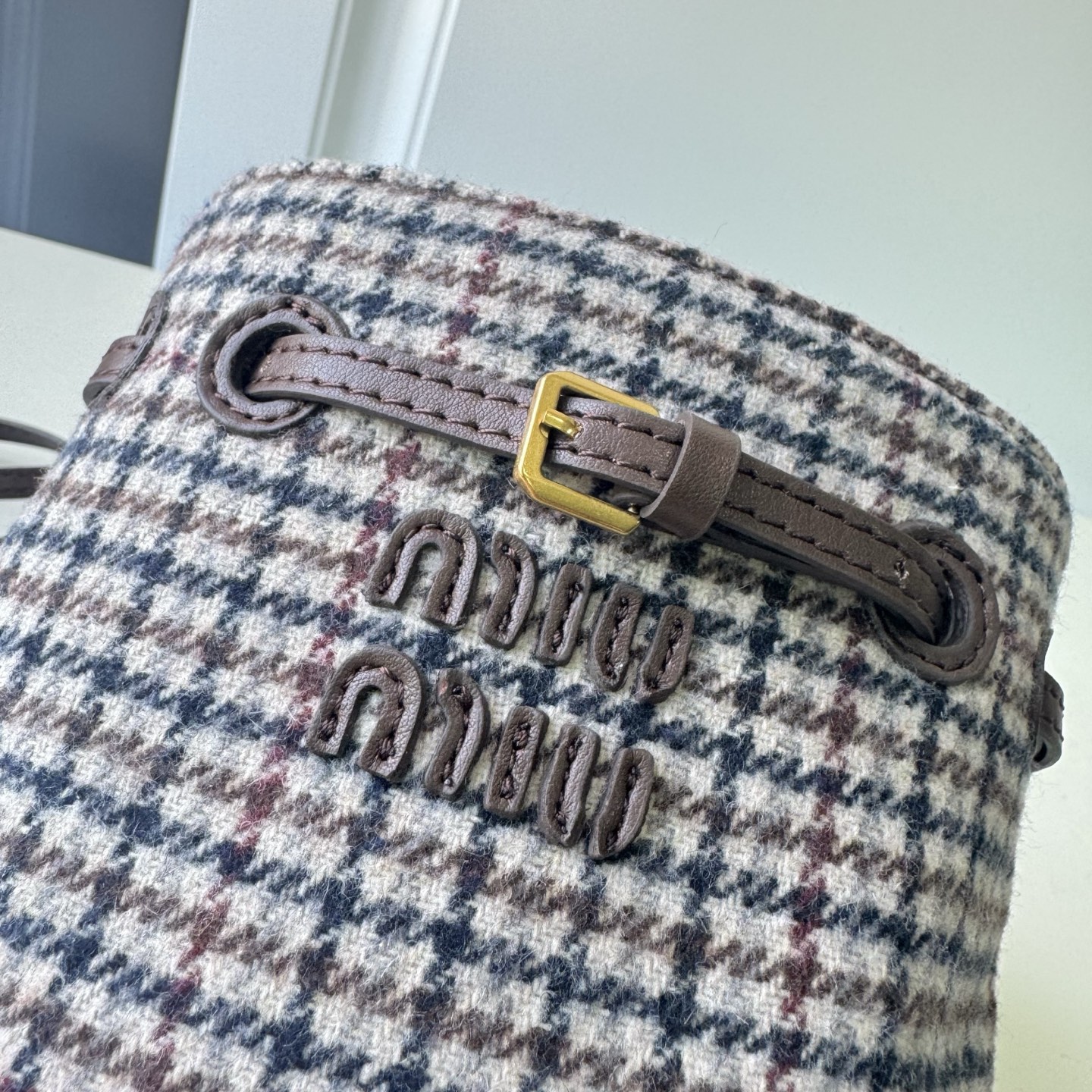 💰170包邮❗ 🍒M家🍒 5NF460，新品格子迷你水桶包，高级柔软，性价比超高，能驾驭各种风格，非常俏皮可爱，可以单肩，斜挎，手提，双肩，造型多变，包包虽小却非常能装，尺寸：17X14X6CM，配原版包装