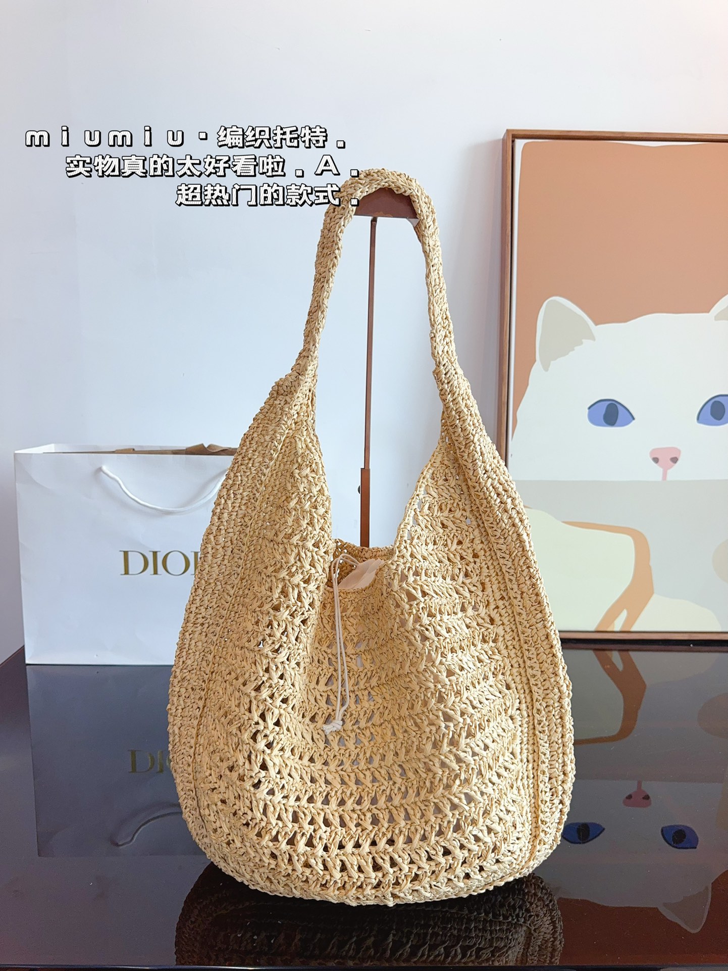 p160 miumiu 草编单肩包. 草编包的趋势再度袭卷而来，轻松成为本季新 宠！不论日常出游或是假日逛街，出镜率超高的包 款总让人联想到温暖的季节和愜意海滩时光。由拉 菲草编织而成，质地清新自然，从视觉到触感都自带夏日风情，为结构感鲜明的包款注入优雅精髓。尺寸：36*32cm