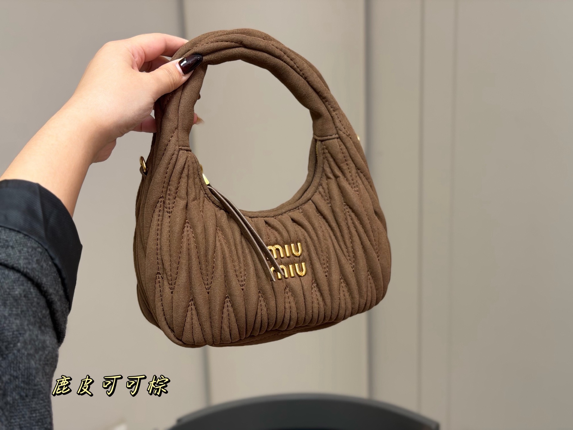 &yen;170 配盒 size：22*11cm 可盐可甜的 MiuMiu 女孩 miumiu wander包包 好搭 什么风格都能驾驭 材质很柔软 容量也非常OK 复古俏皮的hobo包型 是近期几乎天天拿出门的包包！