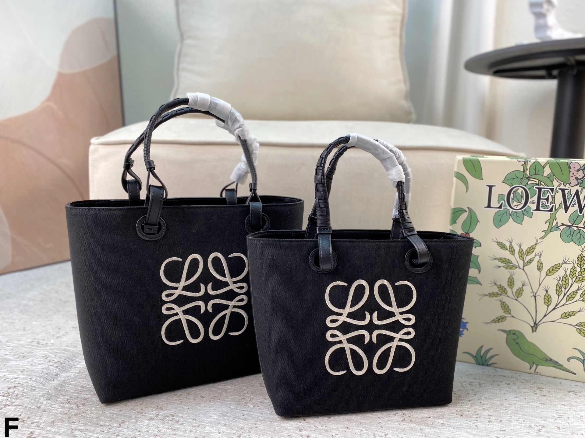 p165/p160 配盒🎁 罗意威Loewe anagram tote背上秒变时髦精 一只装得下全世界的托特 越背越香 能装且百搭不易变形 上班通勤或者日常搭配都很好！尺寸：27*25/23*22