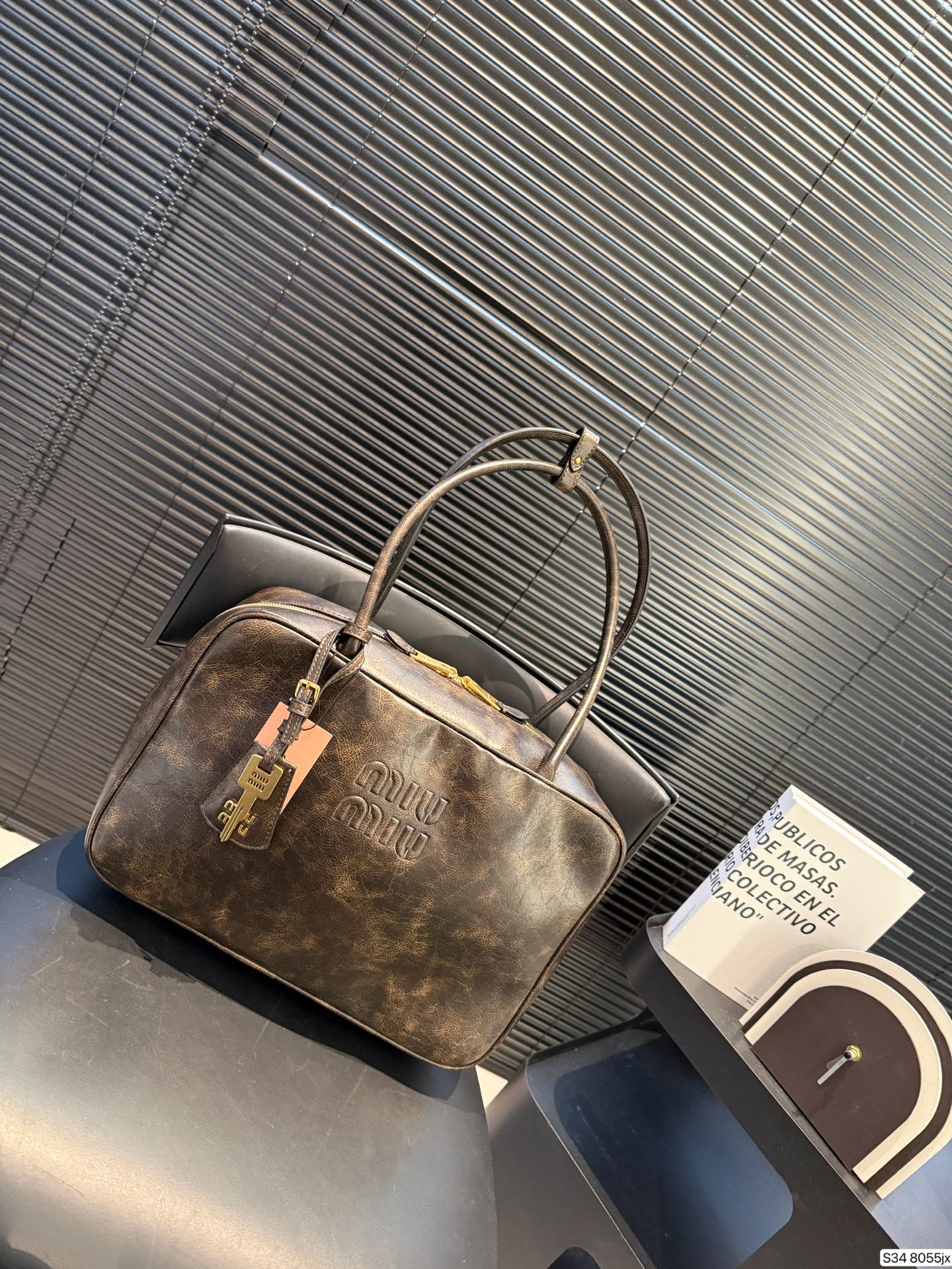 P220 缪缪MIUMIU 保龄球手提包 轻轻松松高级感 包包手感巨好容量也很不赖 简单却又不失华丽 不要觉得会炸眼太高调了什么的 根本不会！ 在你的精简穿搭上简直就是点睛之笔 尺寸：34 23 货号8055