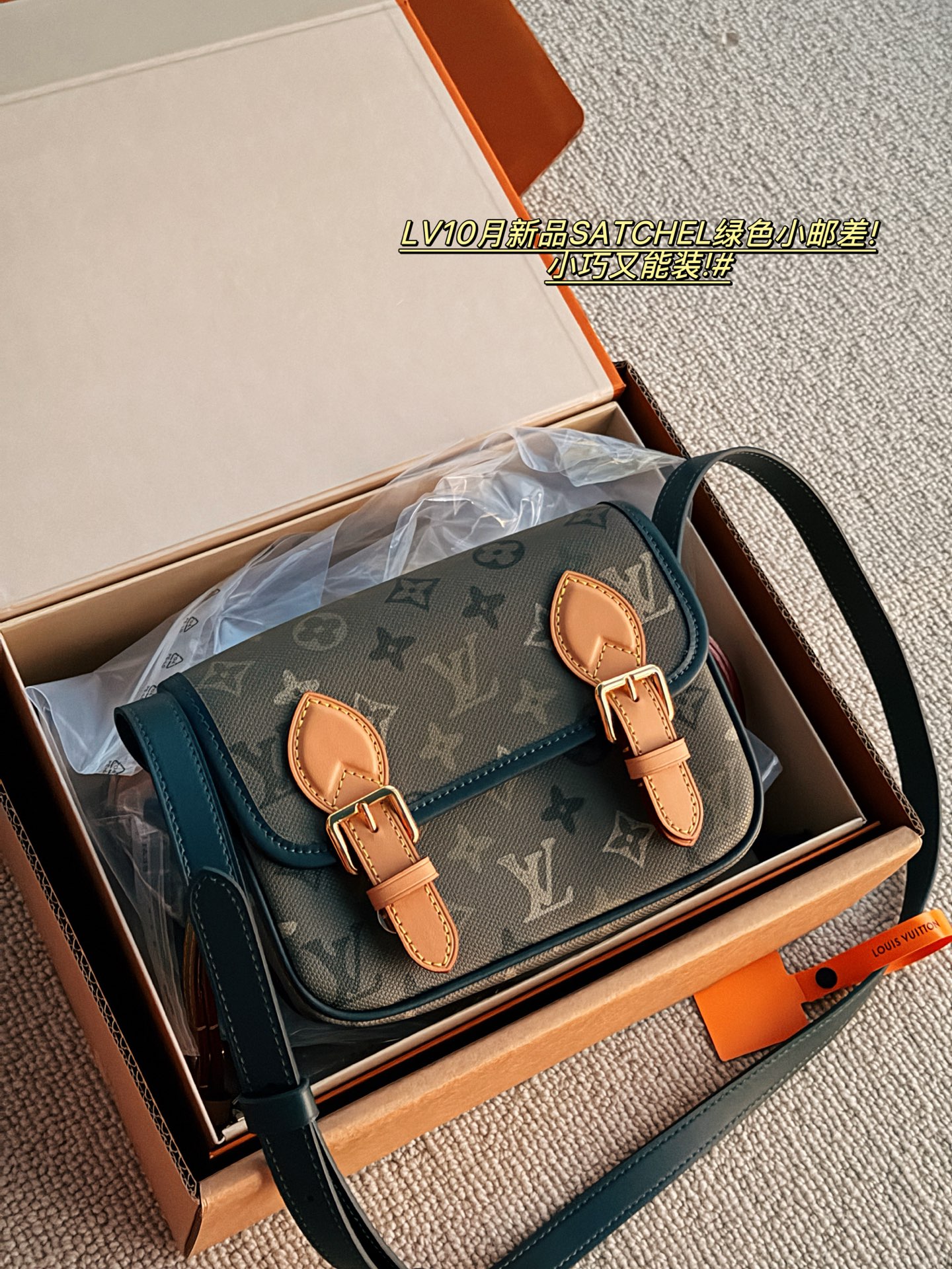 💰200 配盒 全钢五金 size：20*14cm L家 邮差包男包新品！ 新款的 绿色Satchel小邮差包 不大不小容量还十分可观!!!自带复古学院气息!很有vintage的感觉!九月份新款买它就够了!!!!