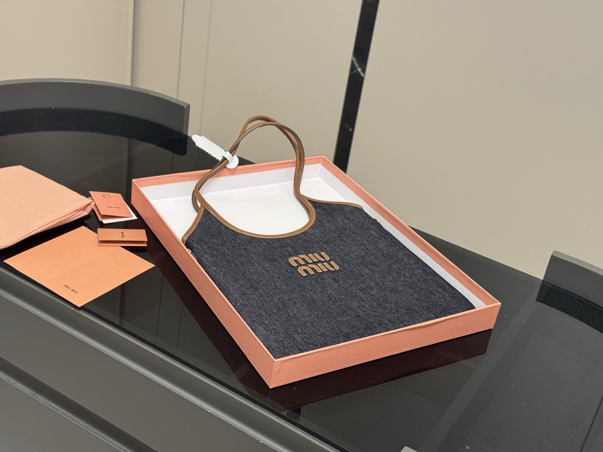 &yen;185 全套包装 size：35*34cm miumiu新款托特tote 今年的风刮的太猛了 老多爆款了！ 这款的版型也太好看了吧！ miumiu准备承包我的夏天吗