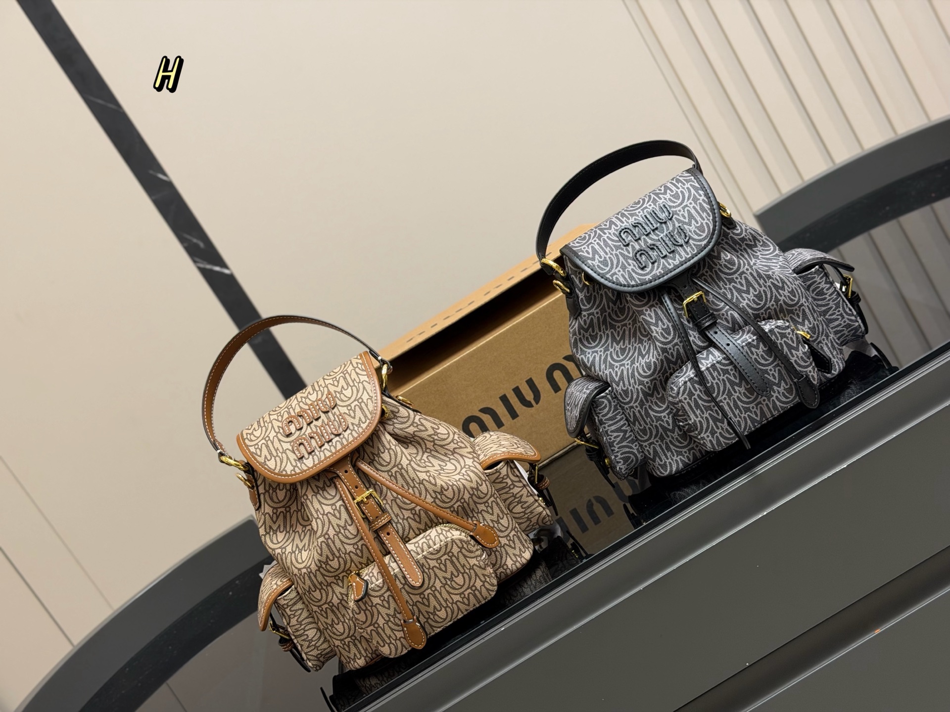 &yen;230 配盒 size：21.23cm 又一季特别美丽的Miu Miu miumiu ss25 双肩包 少女心与摩登格调的碰撞 轻松拿捏时髦 轻便能装，质感绝绝子，miumiu的少女感+酷感完美结合~