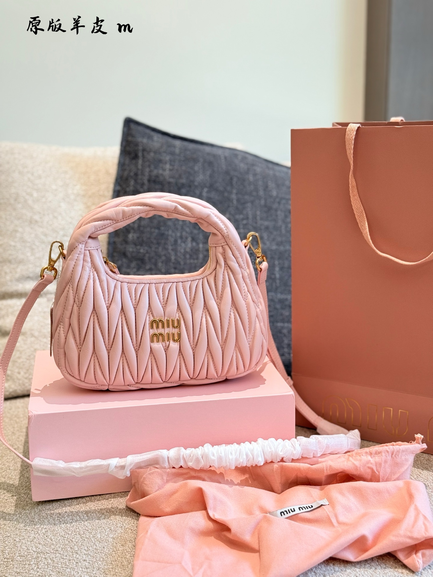 p240羊皮hobo月牙包 红红火火恍恍惚惚缪缪出街啦~ 芜湖~好看的缪缪miumiu小号hobo 小号是专柜里卖得最好的的尺寸，容量大小合适，轻 经典的褶皱羊皮， 软软的好有质感 搭配衣服真的吼吼看~一秒时尚感千金风拉满红色也很显眼，好多场合都可以搭配 张元英同款~~~ #miumiu包#miumiu包 #美包23cm折叠盒包装