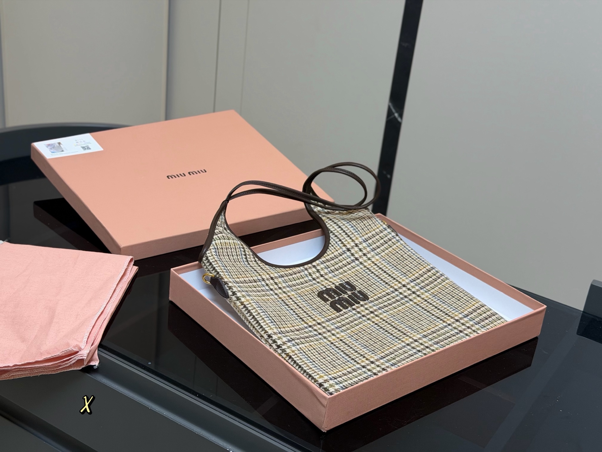 &yen;190 全套包装 size：35*34cm miumiu新款托特tote 今年的风刮的太猛了 老多爆款了！ 这款的版型也太好看了吧！ miumiu准备承包我的夏天吗