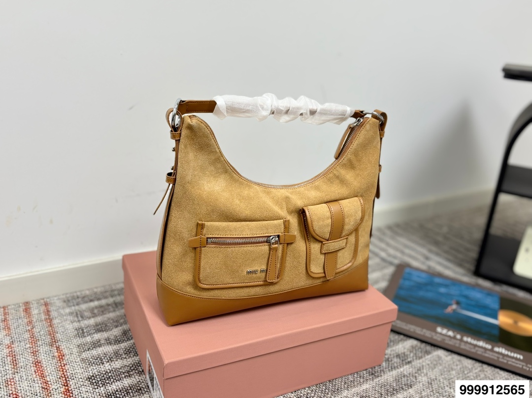 p175 超纤密封包装 缪缪腋下 miumiu特别的包包。大多包型的设计都是偏简单、基础的，只是当时颜色和材质的运用，让人觉得每款包包都有一个创意点 #miumiu #腰包 #MIUMIU # 尺寸35 24