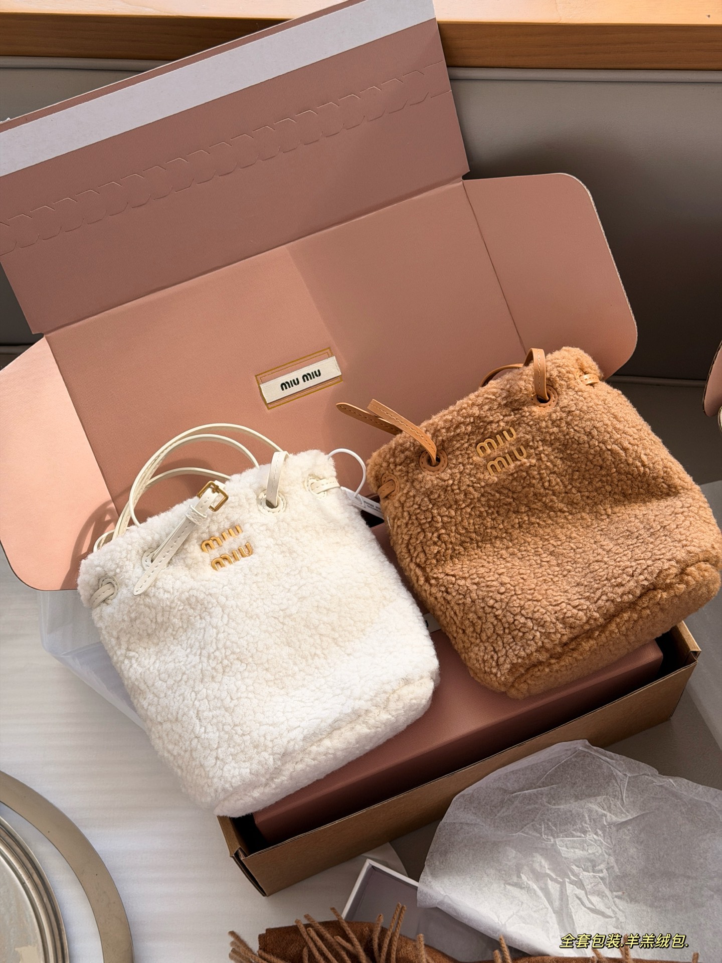 💰195 全套包装 size：18*17cm miumiu的小福袋 羊羔绒包 性价比也太高了！ 质感超软糯 节日氛围感满满秋冬季的独乐乐