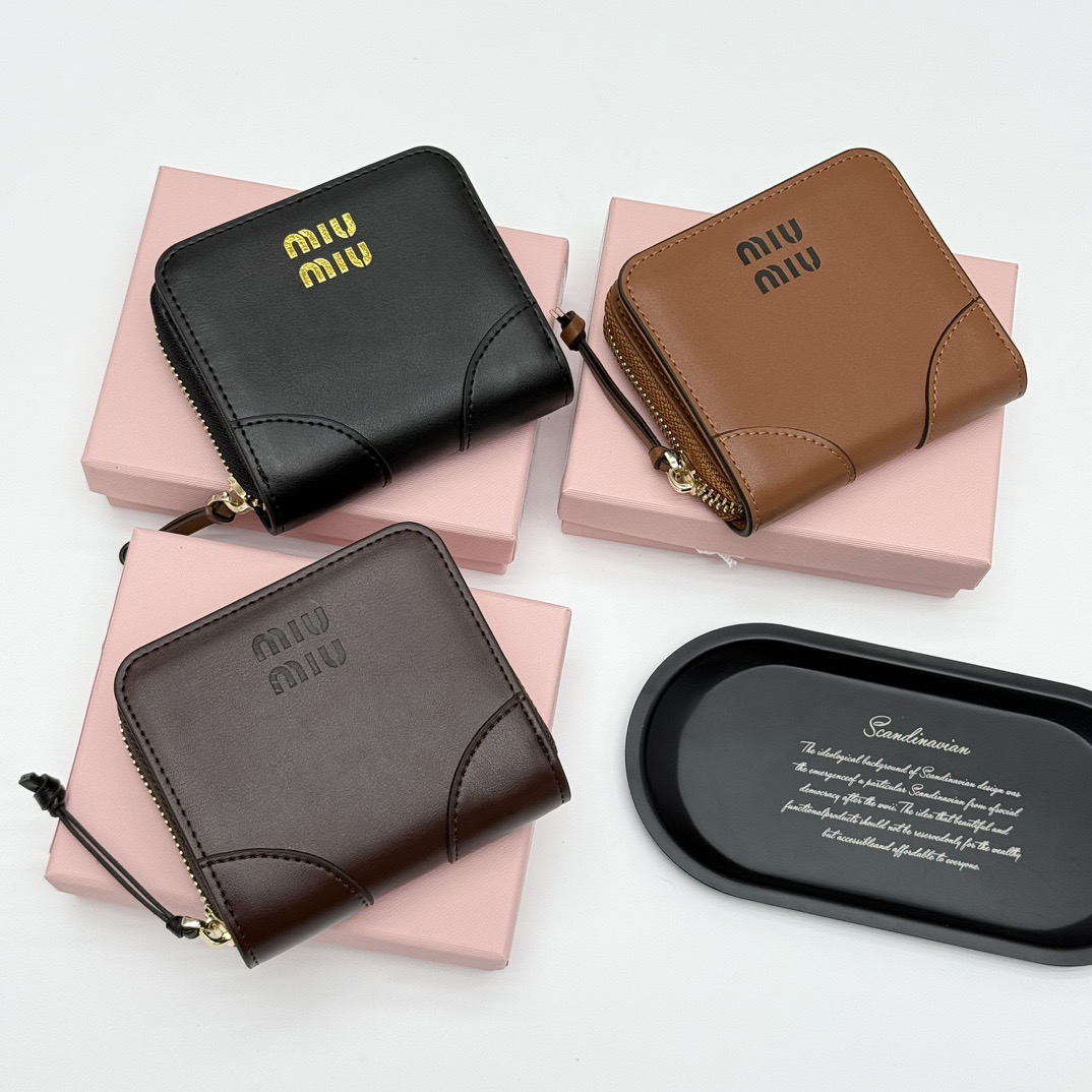 p100🎀miumiu V07🎀颜色 黑色 棕色 咖啡色🎀尺寸：10.5*10*3🎀miumiu专柜最新款火爆登场！采用头层牛皮，做工精致， 媲美专柜！多功能小钱包，超级精致时尚！