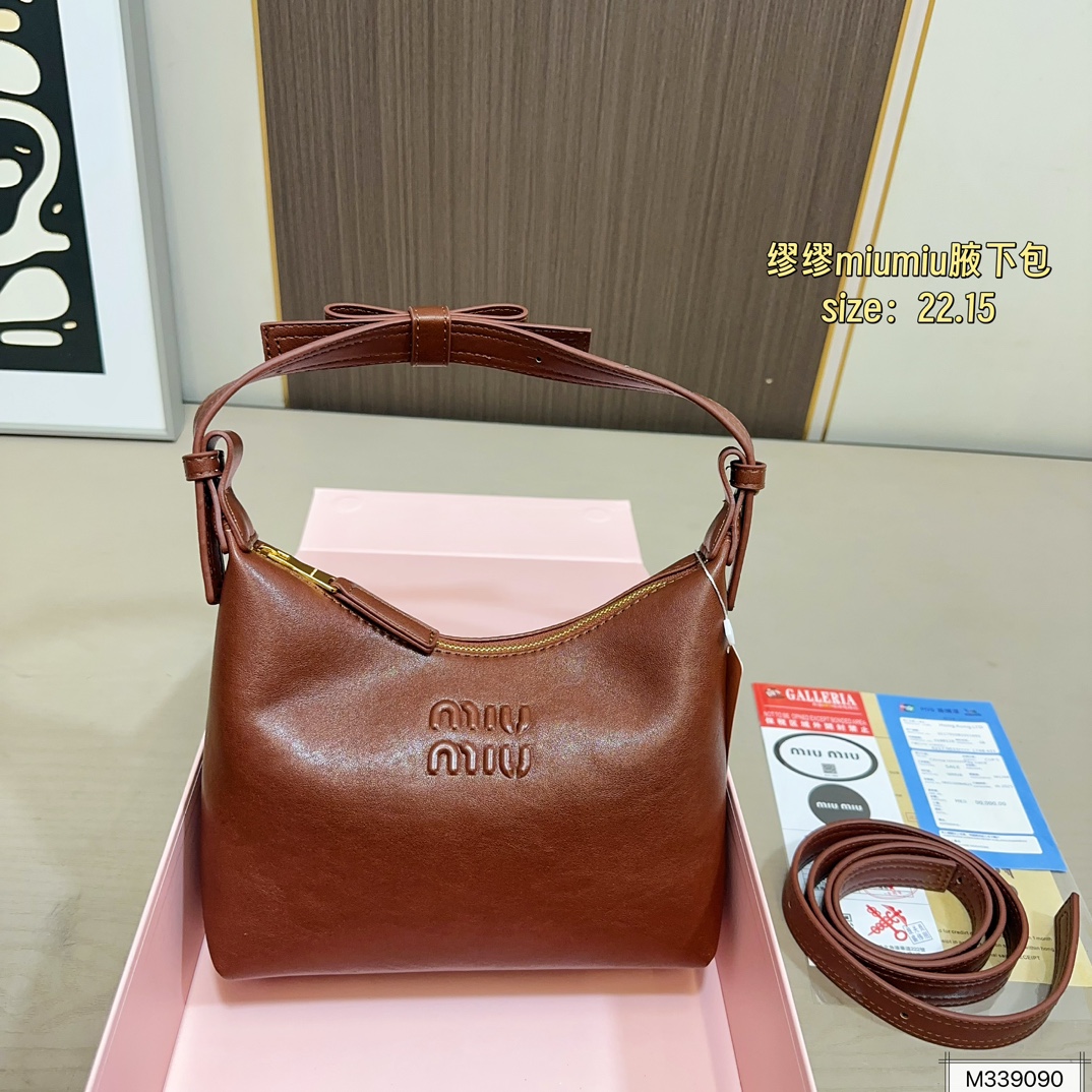 💰115（折叠盒） 尺寸22.15 MiuMiu缪缪腋下包 牛仔的材质随性且休闲！ 整体上手非常轻便～ 优雅贵气高级感并存！ 颜值爆表很好搭配👏