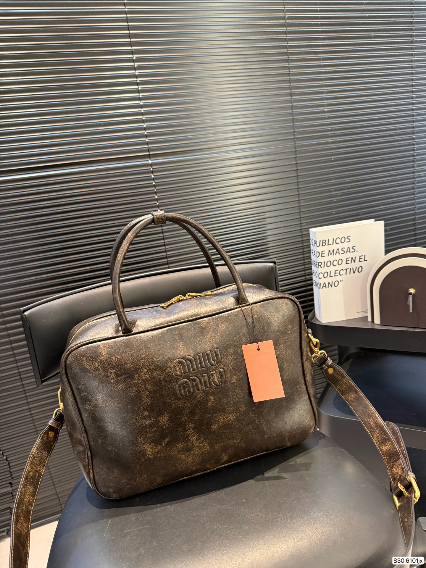 P200 miumiu 保龄球公文包 miumiu 保龄球公文包 质感很高级 容量超级大也很耐用 日常出街背它回头率百分百 就是这种随性慵懒感 尺寸34 23 货号6101