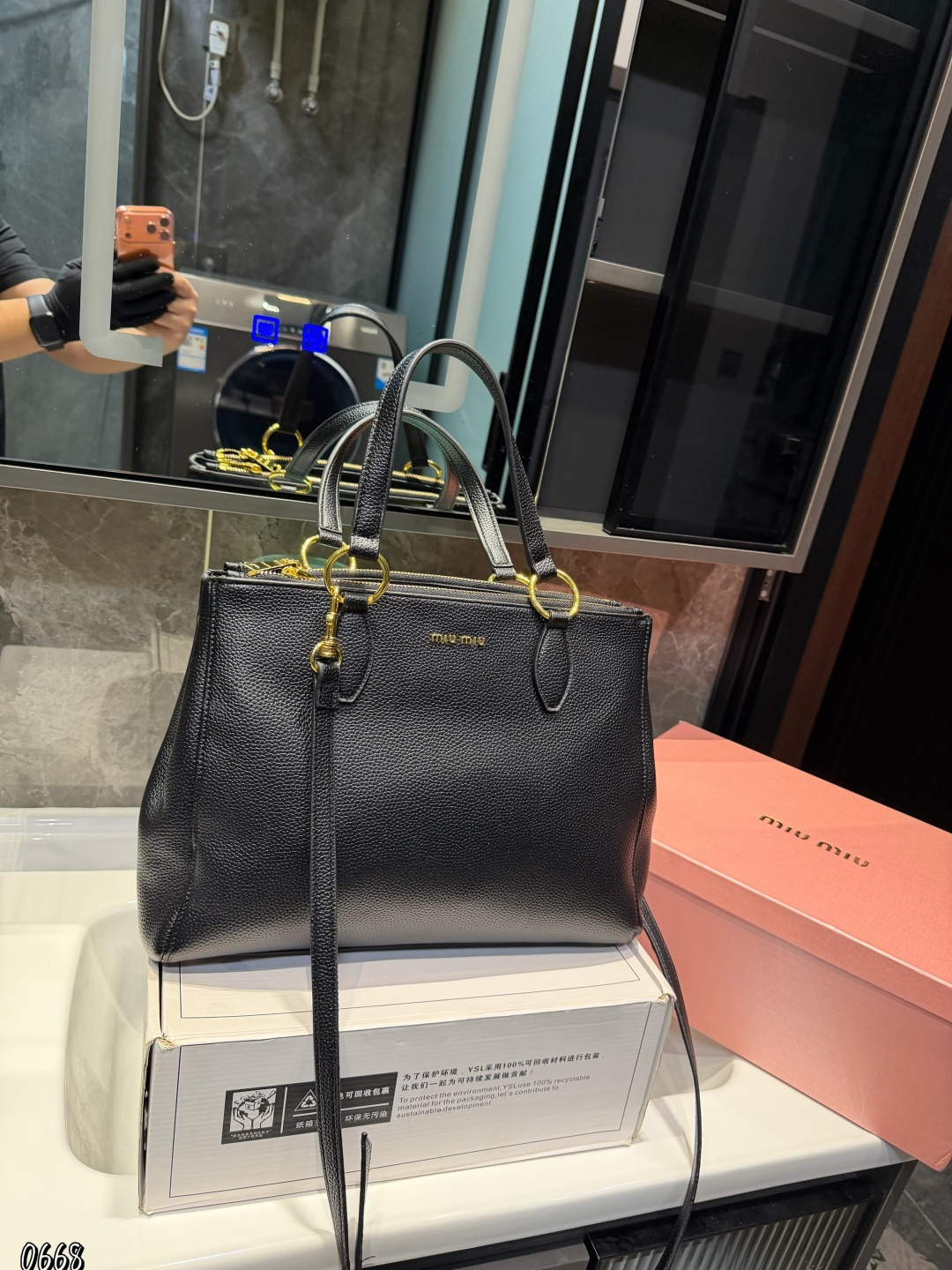 ❤️p175（礼盒包装）❤️ MiuMiu期待已久的2025.秀款 中古包.快来围观吧 2025.春夏系列包包简洁利落的设计凸显功能性 实用主义柔软舒服的触感彰显 MiuMiu 女性愈加自信，务实，前卫和酷炫的态度 尺寸：33*6*25cm