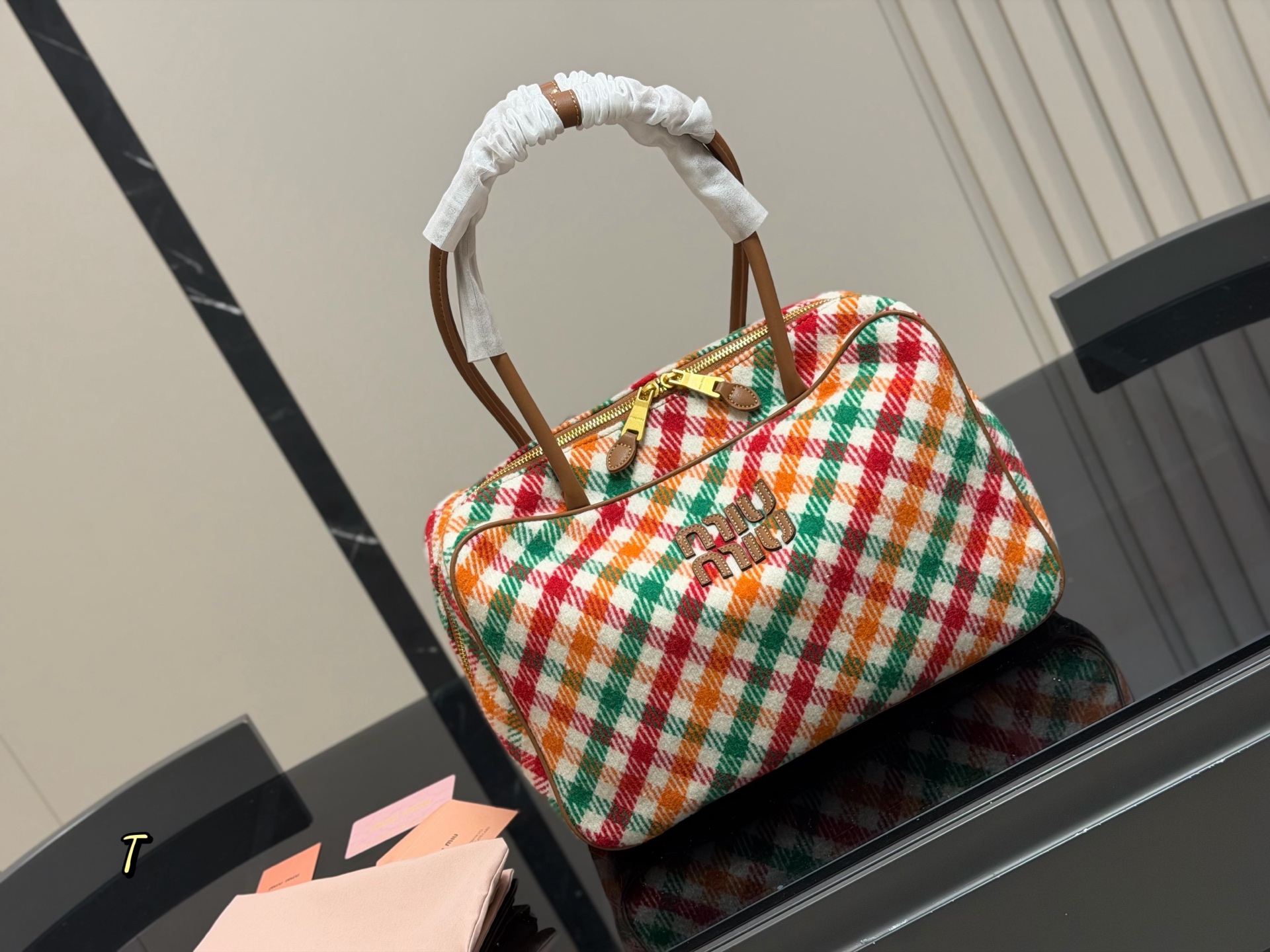 &yen;170 无盒 size：35*22cm miumiu保龄球/公文包/ 采用小牛皮 皮质光滑细腻柔软， 棉质缎面衬里。 背起来都很nice 哦 可手拎也可斜挎！ 出场就是miumiu小公主！