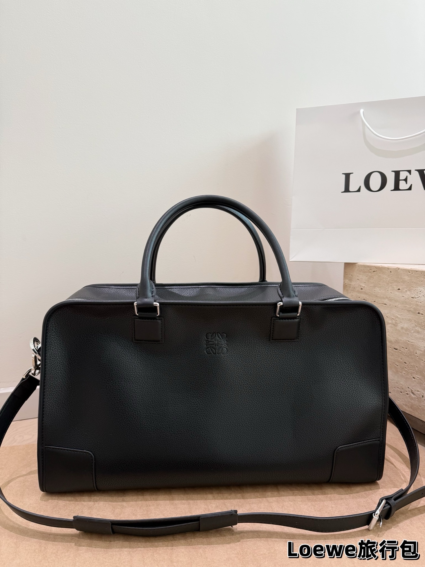 牛皮版本 P200 罗意威新款旅行包 机场包 Loewe Gova Small Backpack 罗意威新款旅行包 男款背包 超热门背囊 Goya 系列机场包兴？ 双向拉链开合背带 可自行调节长短新颖的设计时尚及实用性并存男女通用 size: 48 26cm #最爱的包包