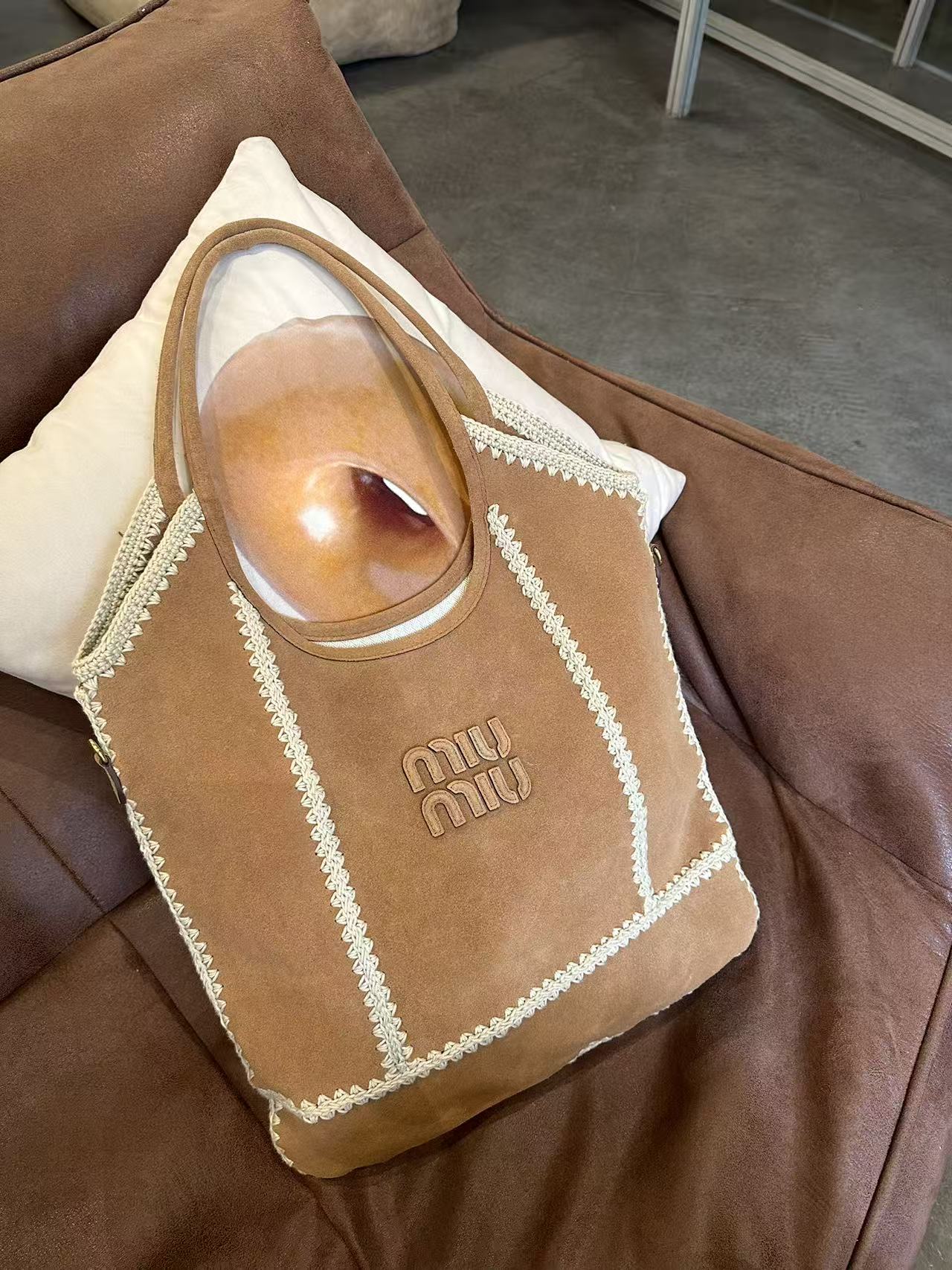 预售款💰288包邮❗ 【细节实拍】Mi* Mi*又双叒叕放大招～这次新款鹿皮包袋美到犯规 将柔软的鹿皮与精致的勾针工艺巧妙融合 堪称玩趣肌理与慵懒美学的经常碰撞 触感轻轻一摸细腻的不像话 勾线部分更是设计的绝绝子 intrcate的针法勾勒出别图案 细节里满是匠心巧思 这次推出的Wender跟ivy都是经典包型 实用性拉满💯 尺寸：35&times;40cm ❌不退不换慎重下单❌