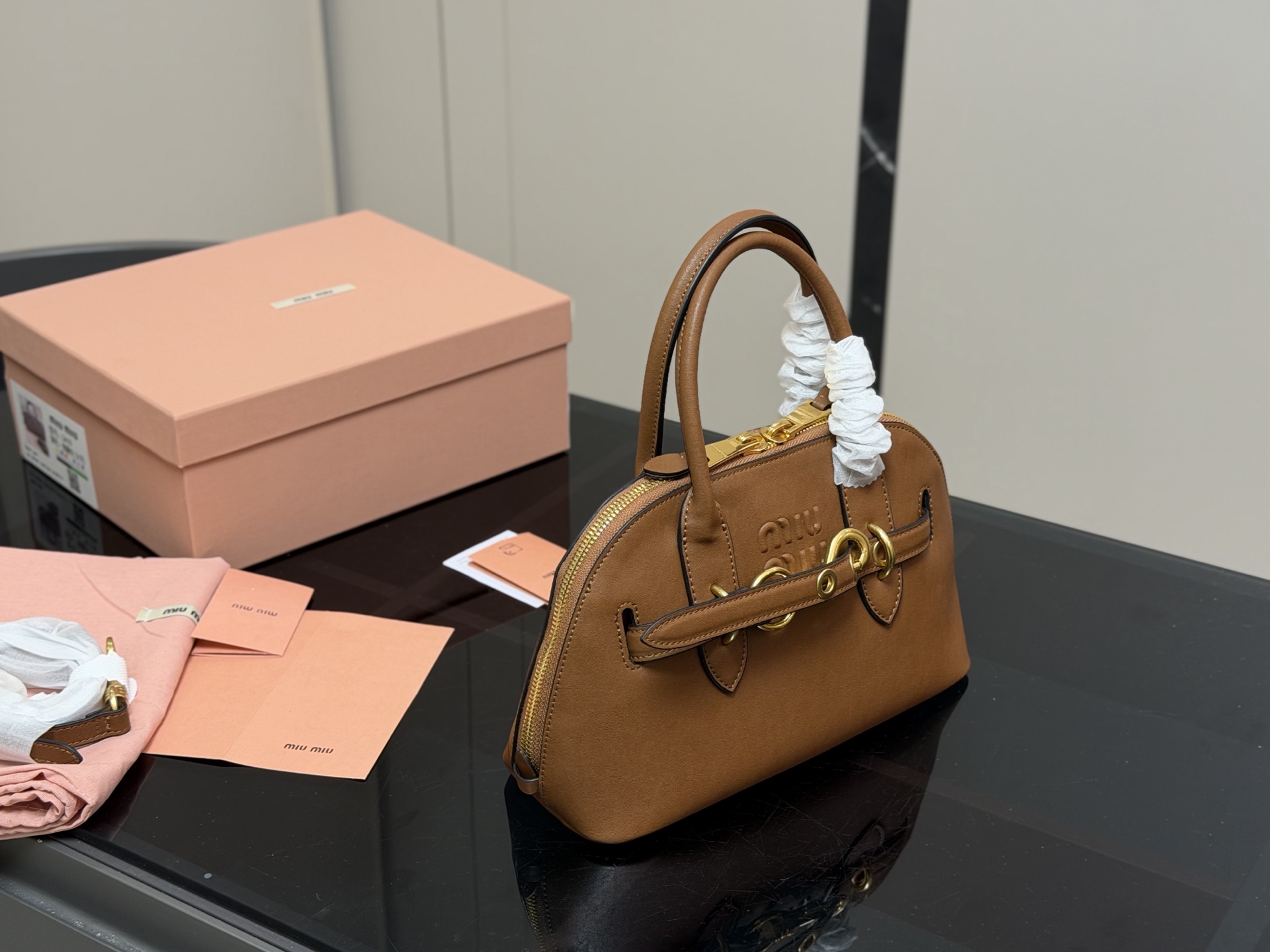 &yen;230 配盒 size：28*16cm miumiu 贝壳包包， 特别喜欢这个的设计！ miumiu的坑真的好仙女好好看！ 真的很有质感！ 可斜挎可手拿可单肩， 日常约会出行简单好搭配。