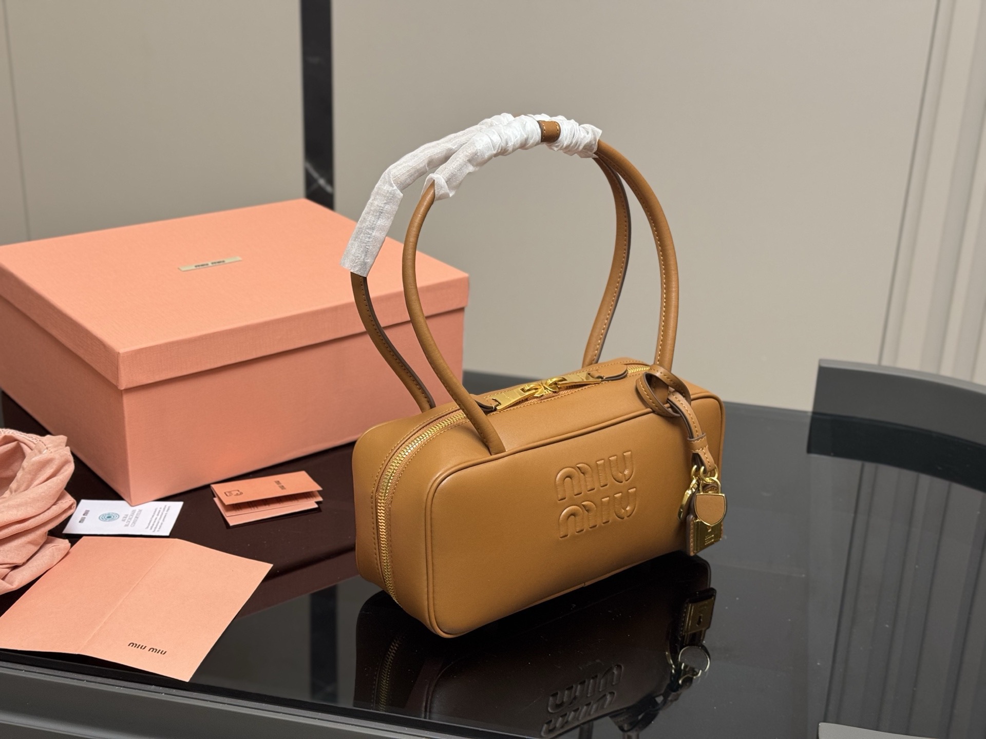 ¥215 升级版配盒 size:28*13cm miumiu保龄球/公文包/ 包包甜度刚好! 很难不爱啊啊! 可手拎也可斜挎 绝对不是小废包哦!容量足足的~~ 出场就是miumiu小公主!