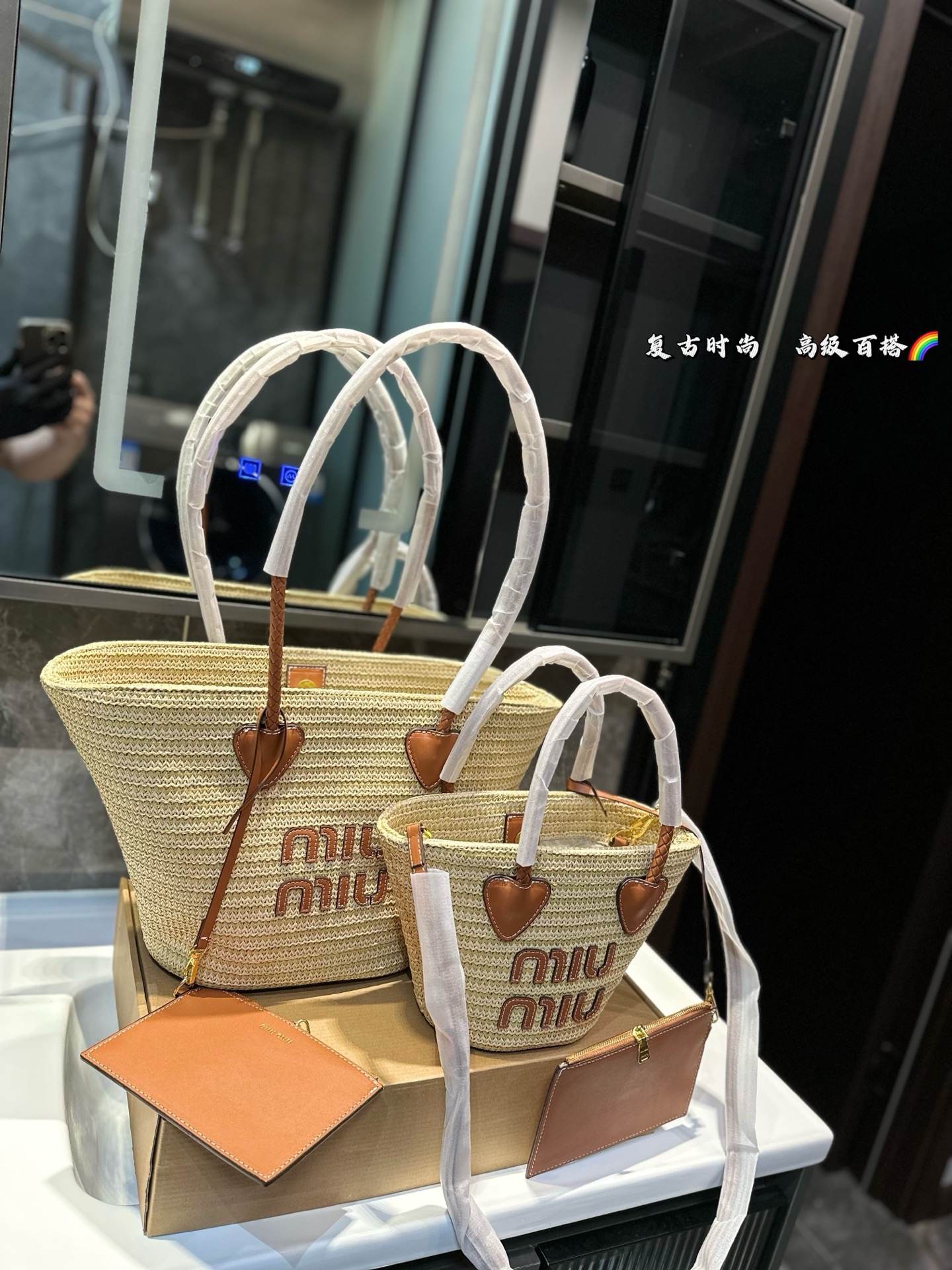 ❤️P145P135（礼盒包装）❤️ 缪缪MIUMIU 编织托特包 限定款hobo也太好看了 质感很高级 容量超级大也很耐用 日常出街背它回头率百分百 尺寸：大号24 26 小号16 18