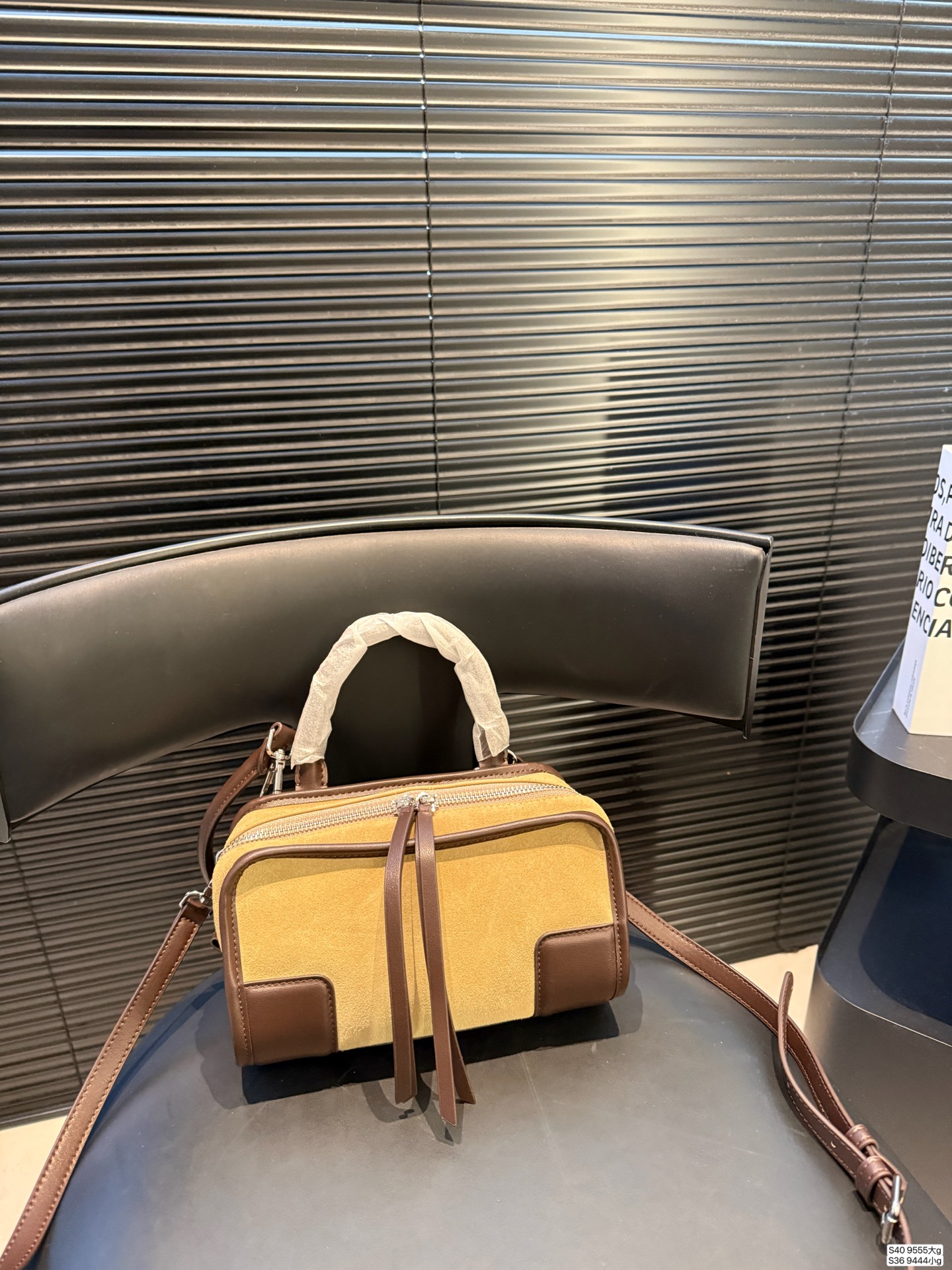 大号P250小号P230 罗意威这只简直太乖了 麂皮包今年冬天简直不要太火 银色loewe小锁也是酷的很 这个还可以加肩带单肩斜挎 一整个就是实用的美包! 尺寸大25 18小22 12 货号大9555 小9444