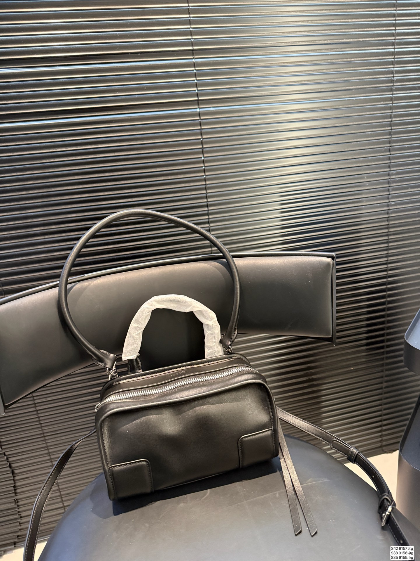 大号P260 中号P240 小号P225 罗意威这只简直太乖了 麂皮包今年冬天简直不要太火 银色loewe小锁也是酷的很 这个还可以加肩带单肩斜挎 一整个就是实用的美包！ 尺寸大35 22 中25 19小22 12 货号大9157 中9156 小9155