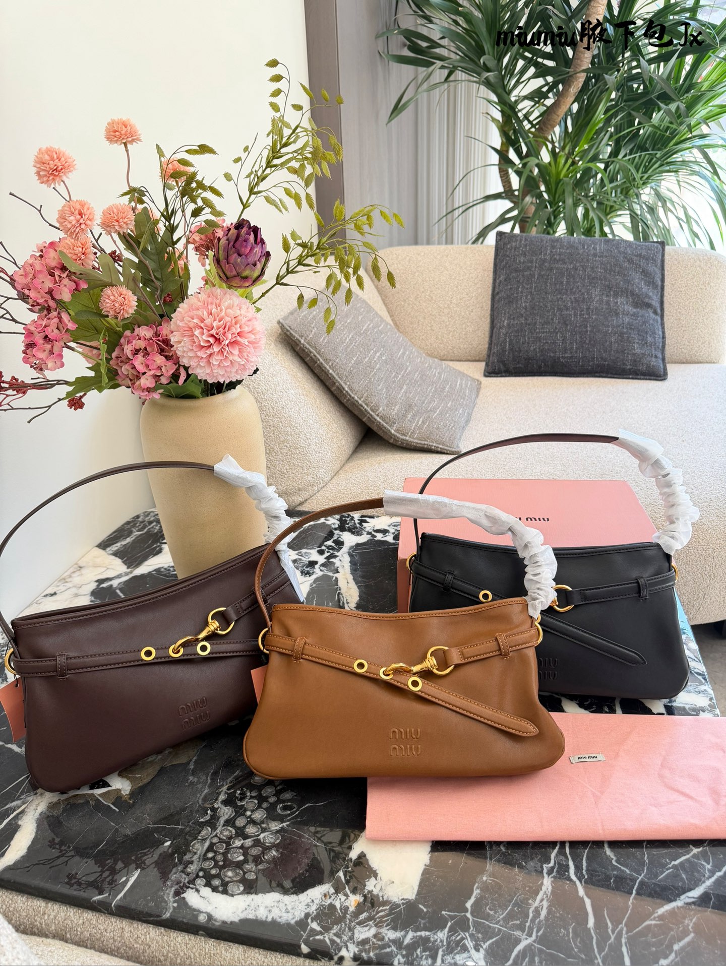 p220 缪缪miumiu新款aventure nappa腋下包 nappa 复古腋下包 又是一个爆款预测！！ 33cm配盒子