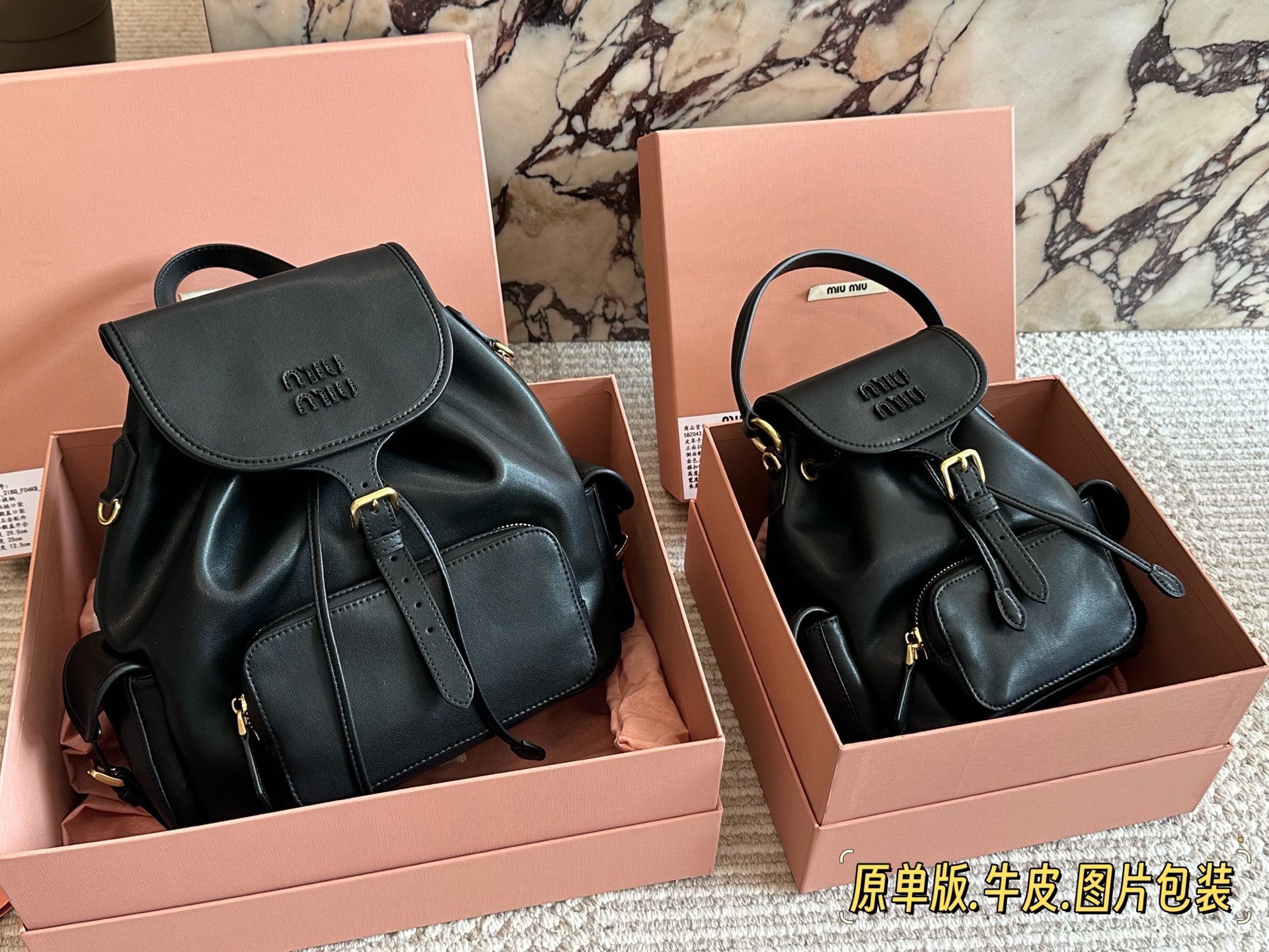 💰285、💰275 miumiu双肩包 又一季特别美丽的MiuMiu 今天去看了Miu Miu 2025春夏系列的预览。尽管上海一夜之间大幅降温,白天阳光依旧非常充沛美丽一就像一 如既往可可爱爱的Miu Miu四 所以下一季的流行风向,自然隐藏在Miu Miu 25春夏的各个角落。尺寸30*30cm/22*21cm