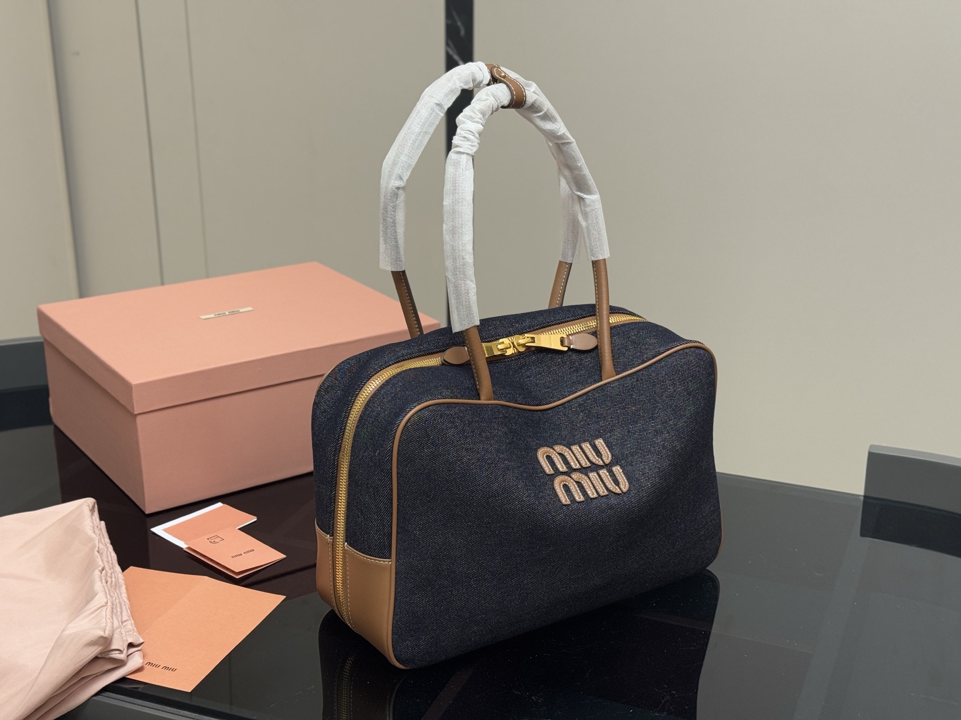 &yen;195 无盒 size：35*22cm miumiu保龄球/公文包/ Miu又来抢钱了新款帆布公文包 来咯 ！ 背起来都很nice 哦 可手拎也可斜挎！ 出场就是miumiu小公主！