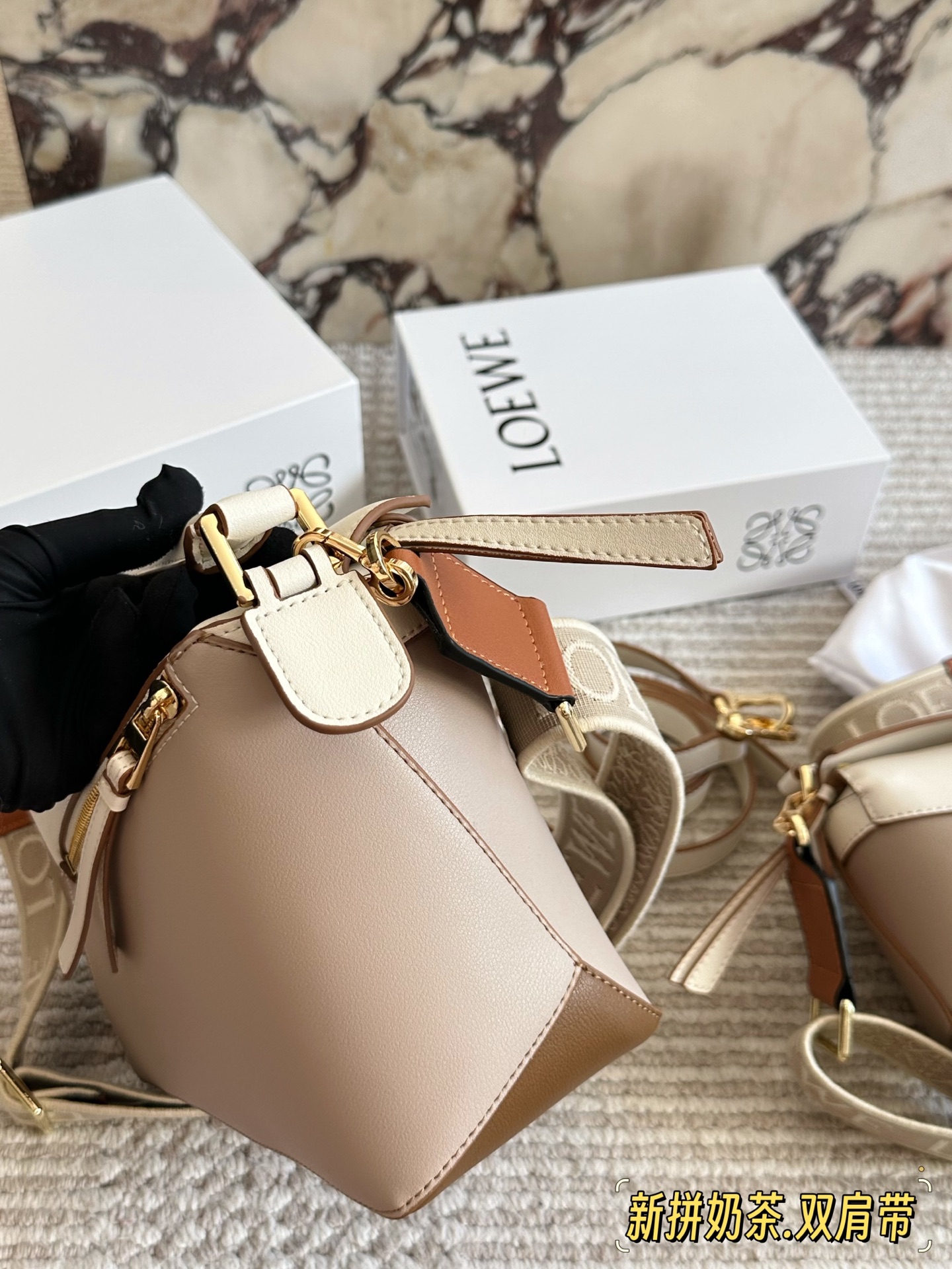 💰 260、💰230 配盒（双肩带） 尺寸：24*15cm（大） 18*10cm（迷你） loewe 几何包puzzle 真心是不能错过的， ⚠️牛皮品质🐂！ 完全hold住！ 罗意威|一根完美的肩带