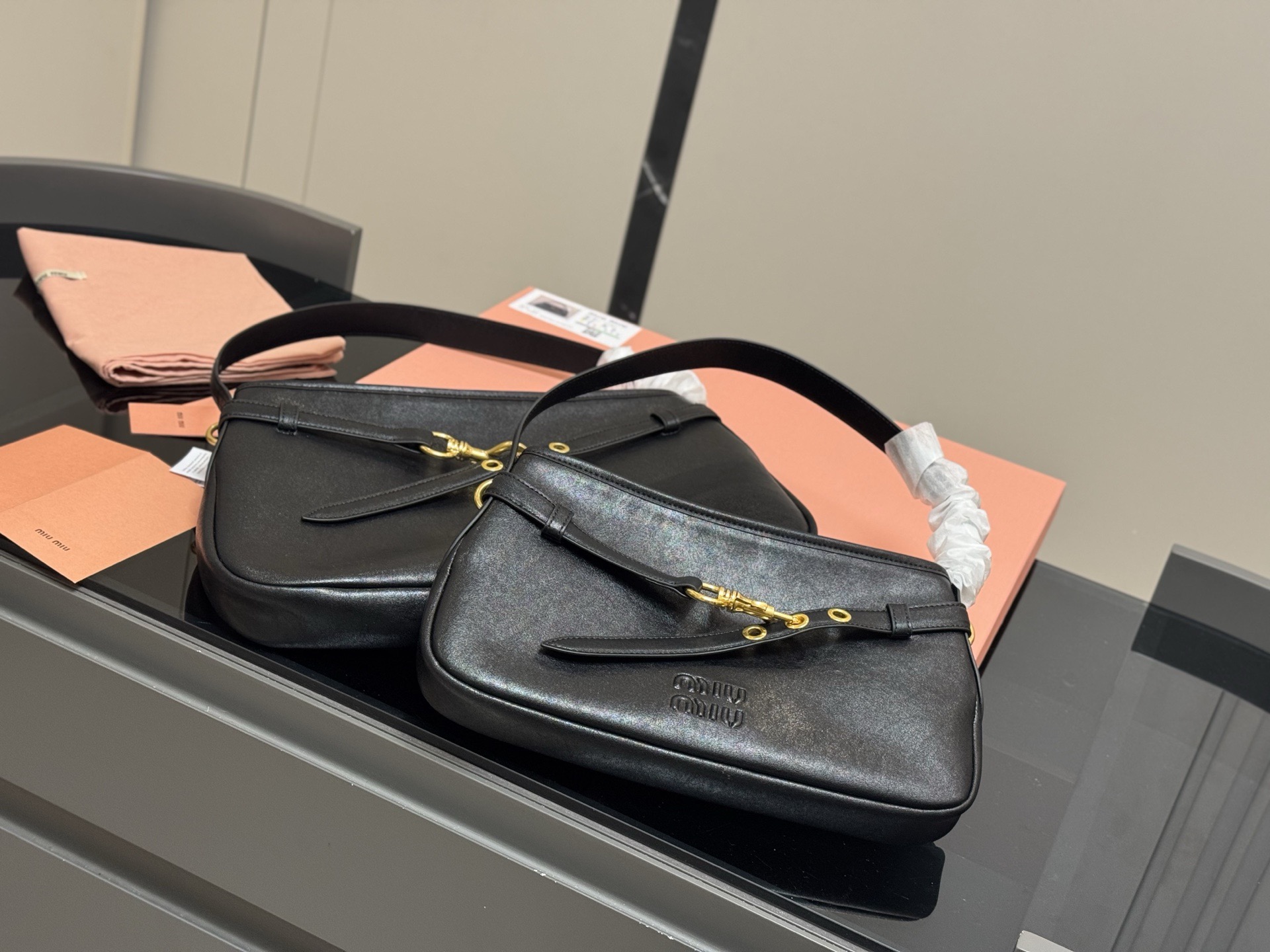 &yen;195 &yen;200 配盒 Size:34cm 40cm Miumiu2025春夏系列包袋， 包包依旧吸引人~ 隔着屏幕都能感受到皮质的细腻巨巨巨高级感～ aventure nappa腋下包石楠木色看似平平无奇却意外的好搭