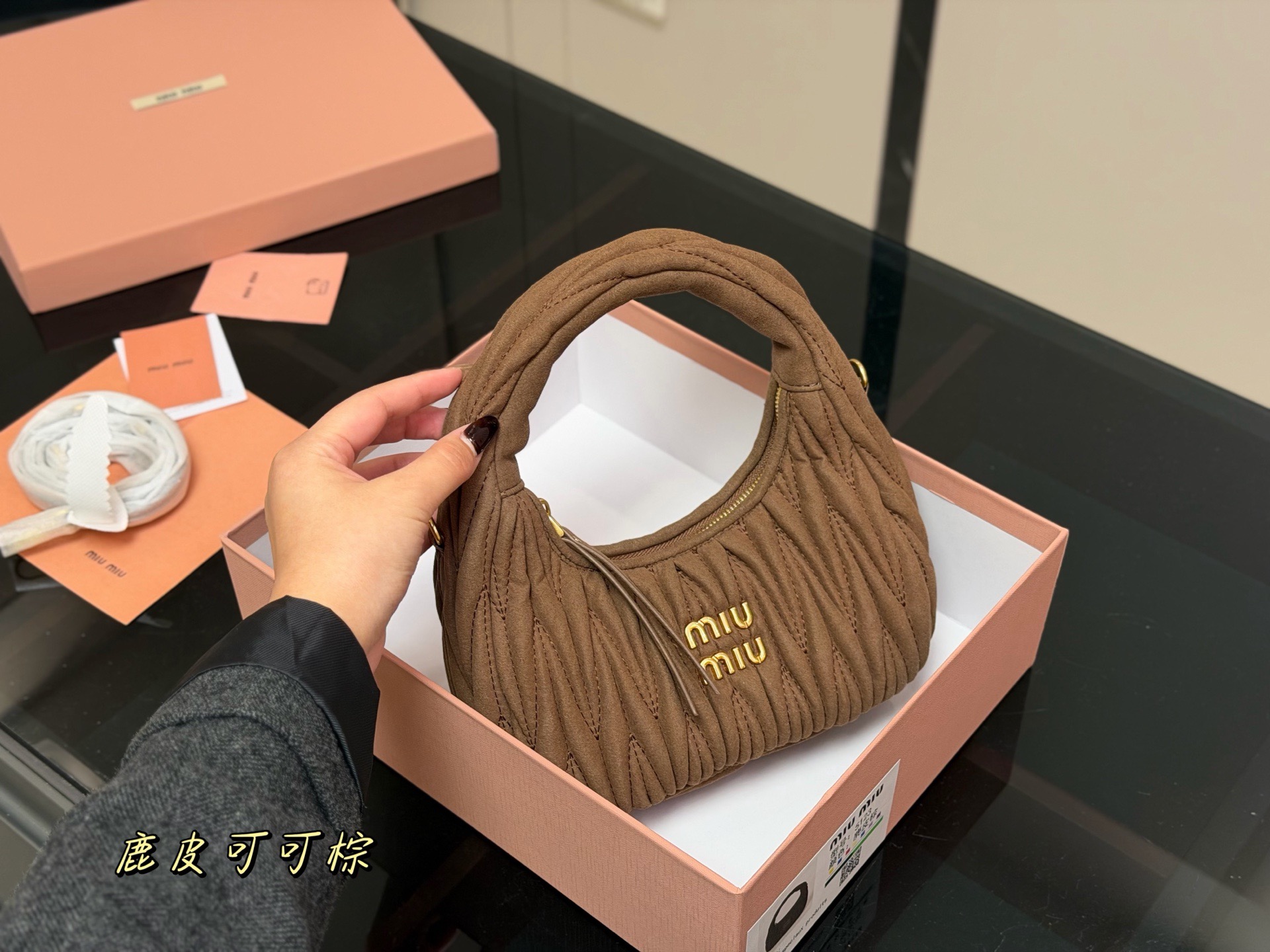 &yen;170 配盒 size：22*11cm 可盐可甜的 MiuMiu 女孩 miumiu wander包包 好搭 什么风格都能驾驭 材质很柔软 容量也非常OK 复古俏皮的hobo包型 是近期几乎天天拿出门的包包！