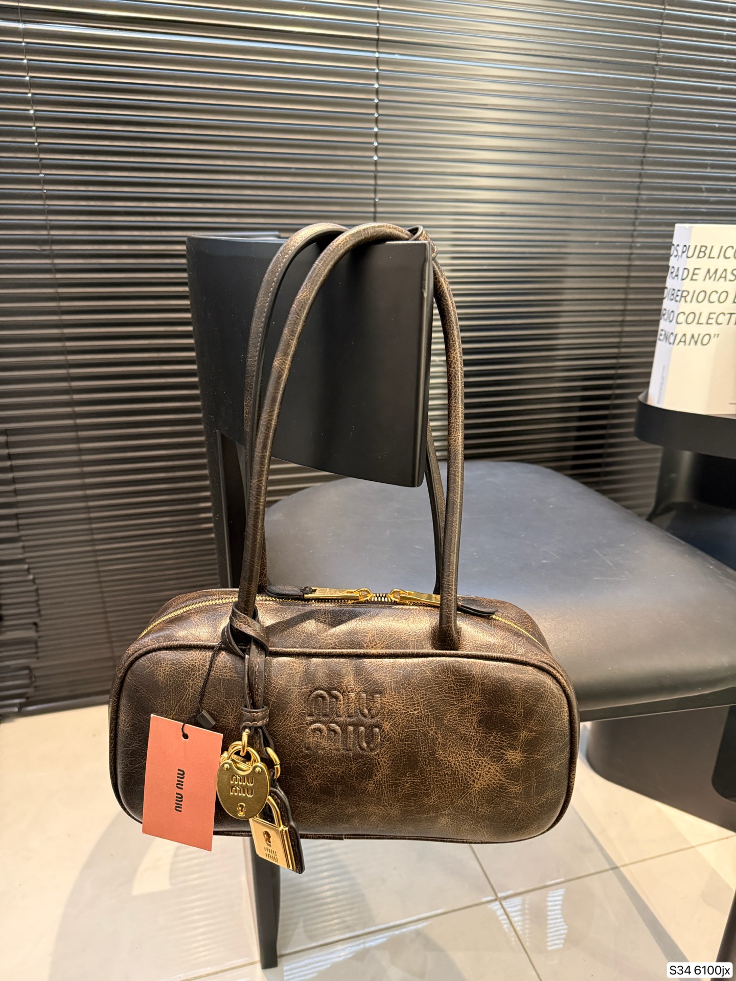 P220 缪缪MIUMIU 保龄球手提包 轻轻松松高级感 包包手感巨好容量也很不赖 简单却又不失华丽 不要觉得会炸眼太高调了什么的 根本不会！ 在你的精简穿搭上简直就是点睛之笔 尺寸：27 12 货号6100