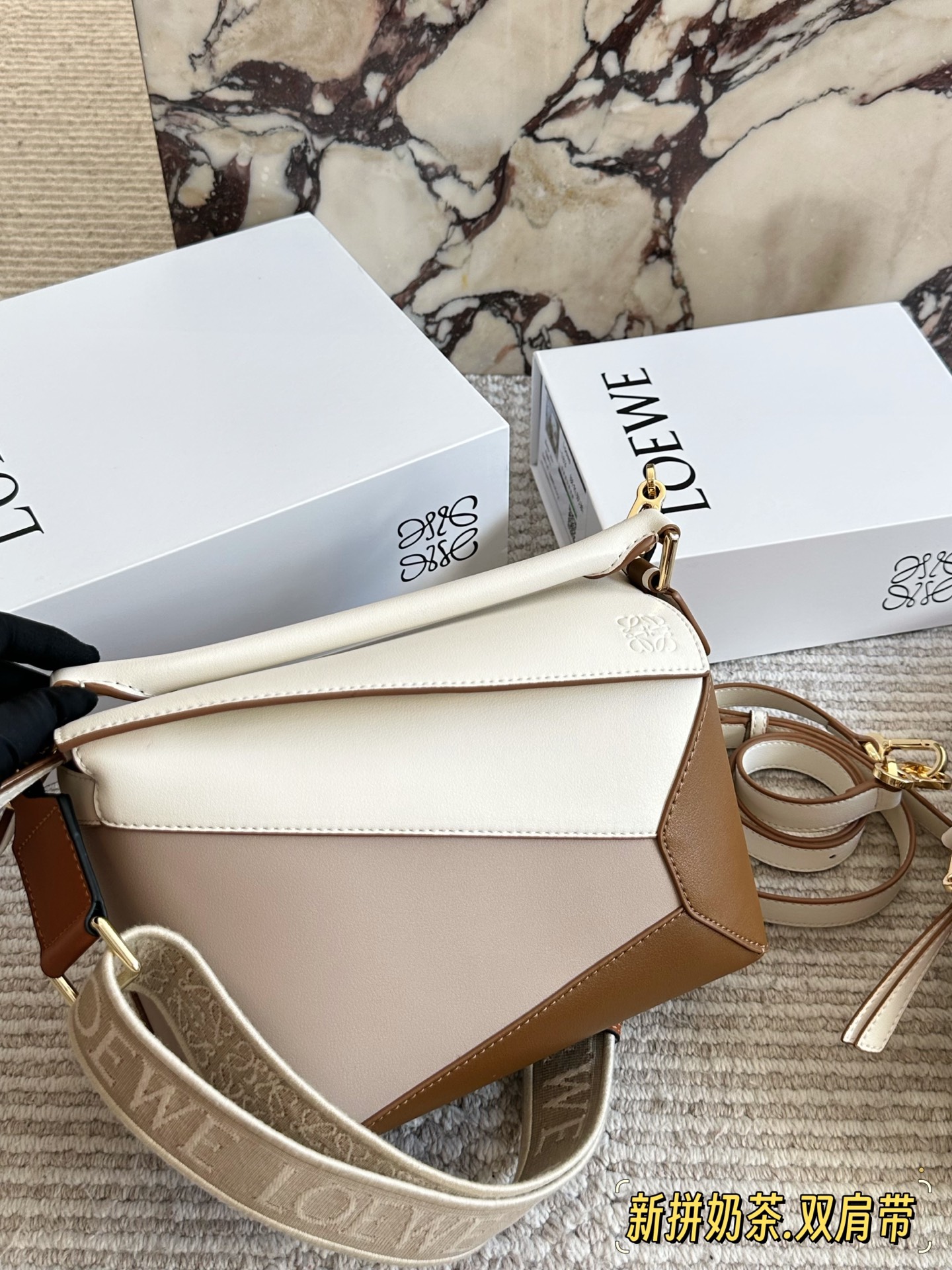 💰 260、💰230 配盒（双肩带） 尺寸：24*15cm（大） 18*10cm（迷你） loewe 几何包puzzle 真心是不能错过的， ⚠️牛皮品质🐂！ 完全hold住！ 罗意威|一根完美的肩带